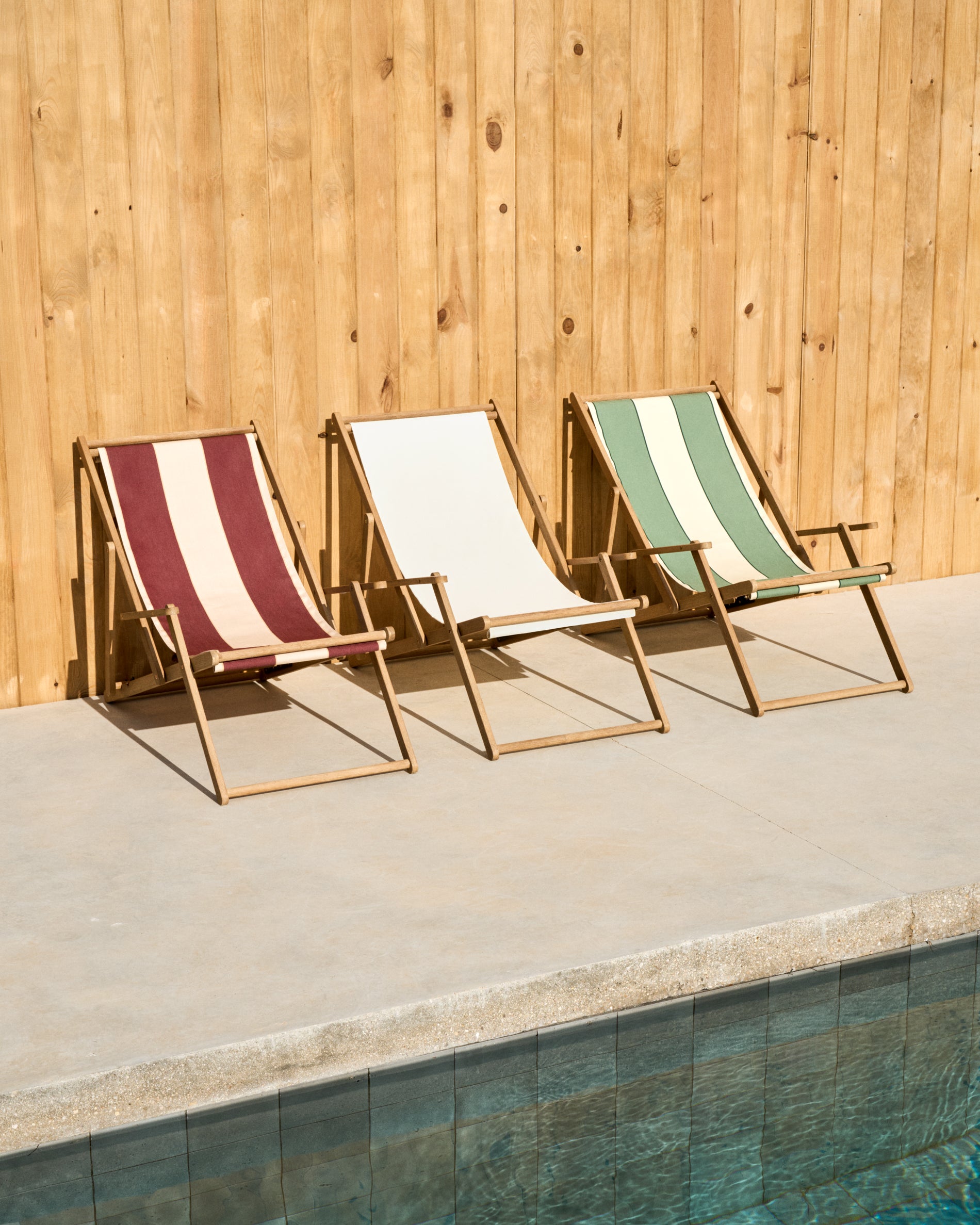 Vilara burgundy and beige striped outdoor folding deck chair made of FSC 100% solid acacia wood - Lifestyle