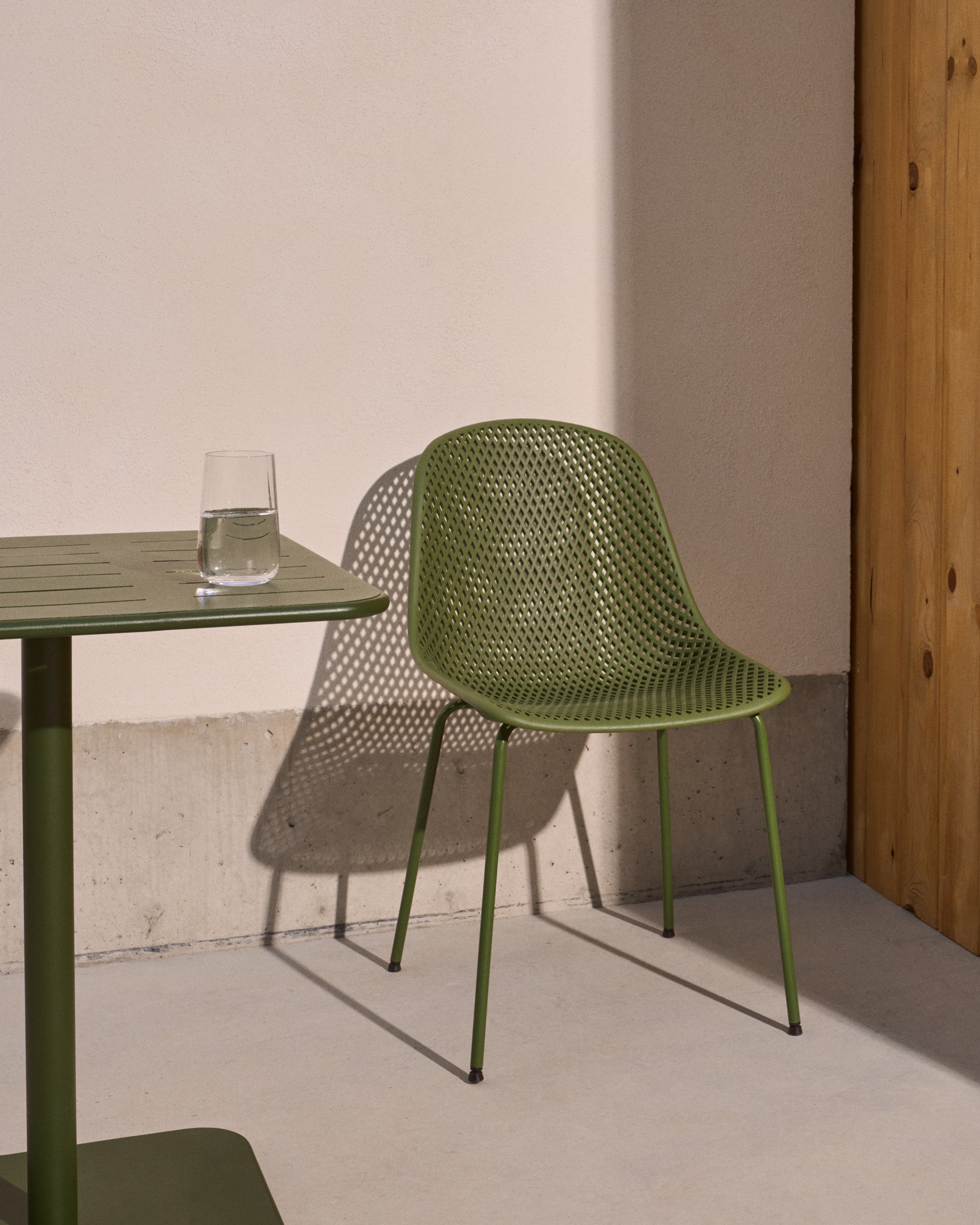 Quinby outdoor chair with green steel legs - Lifestyle