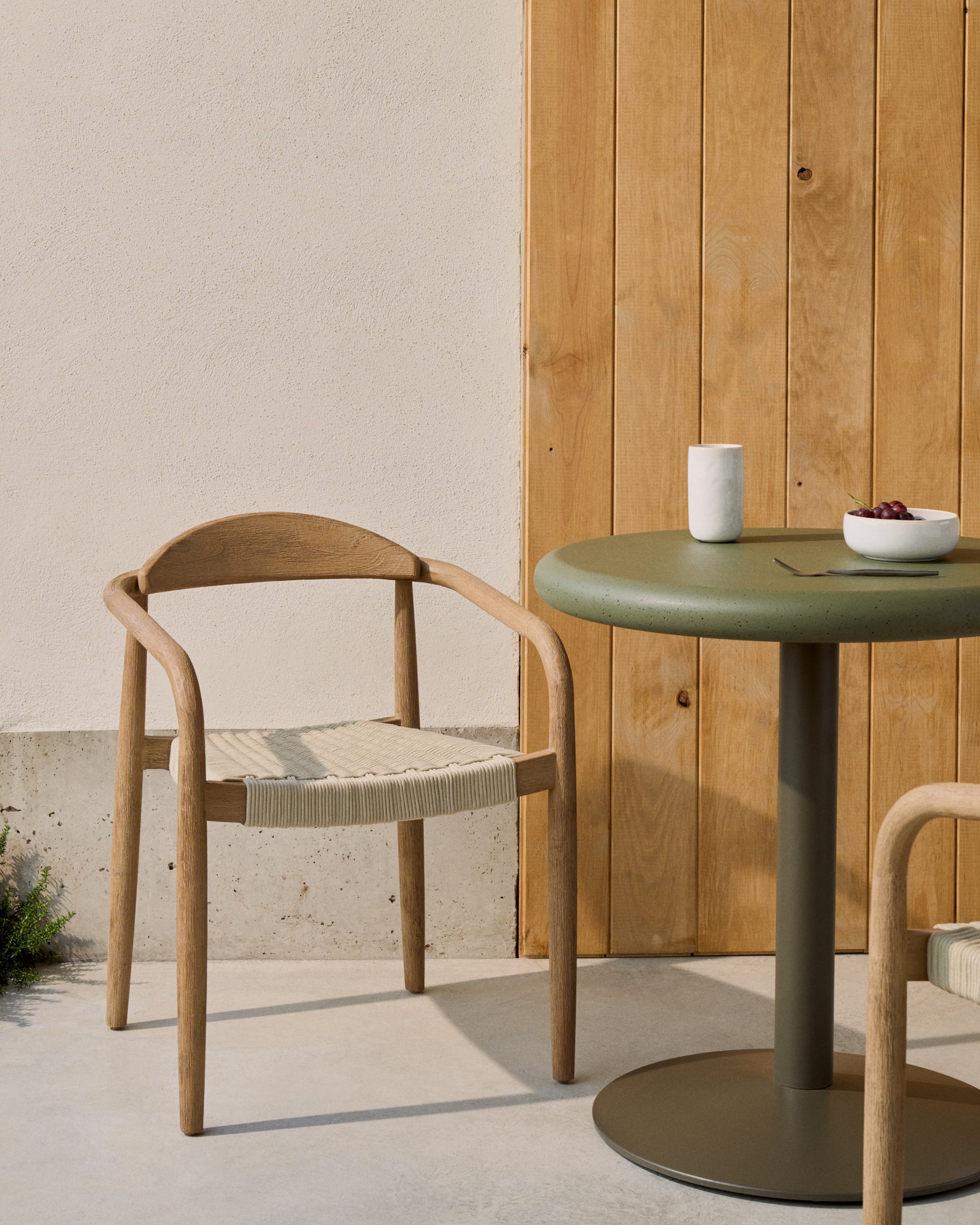 Nina stackable chair made of FSC 100% solid acacia wood and ecru rope cord - Lifestyle