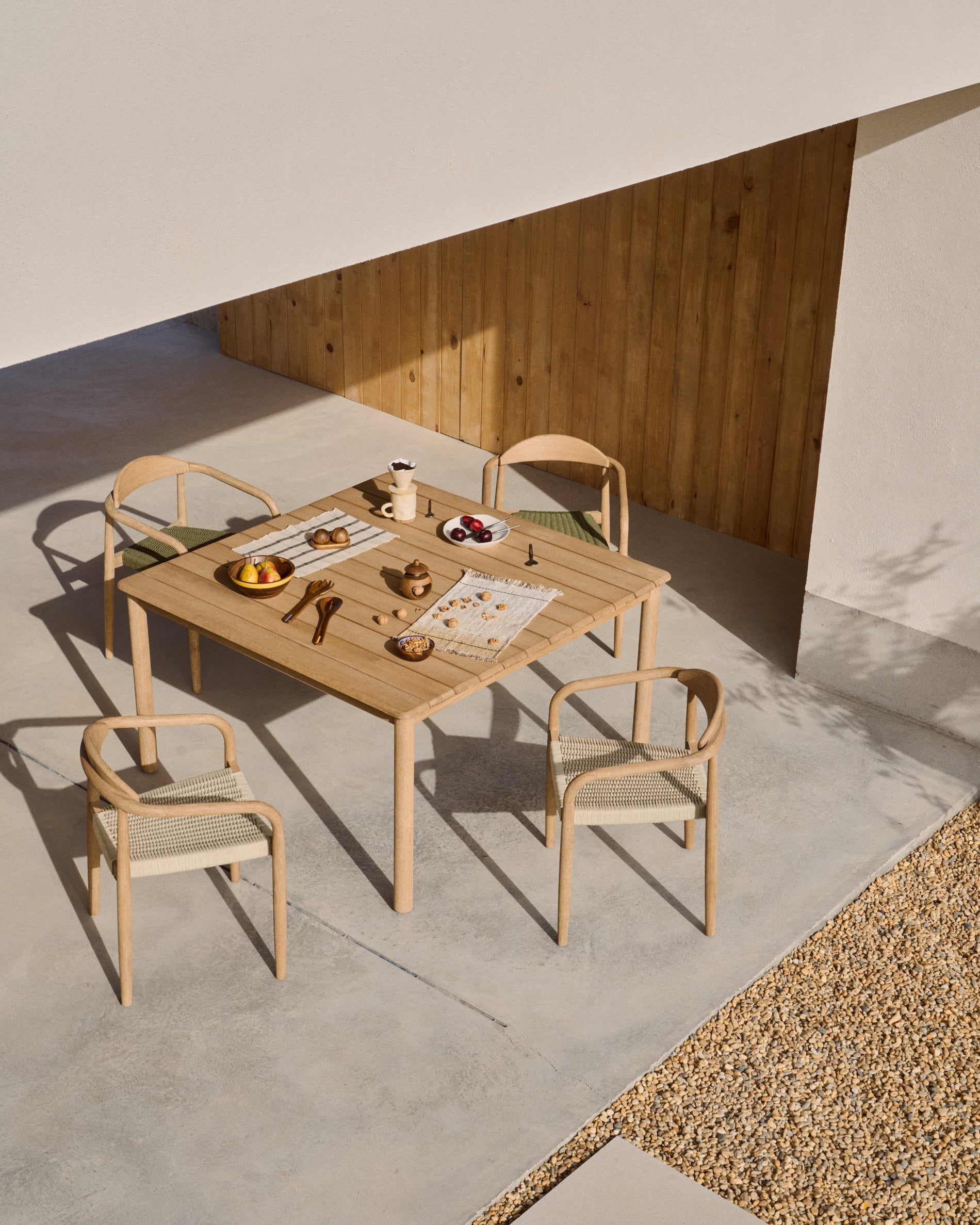 Sori table in FSC 100% solid acacia wood 135 x 135cm - Lifestyle