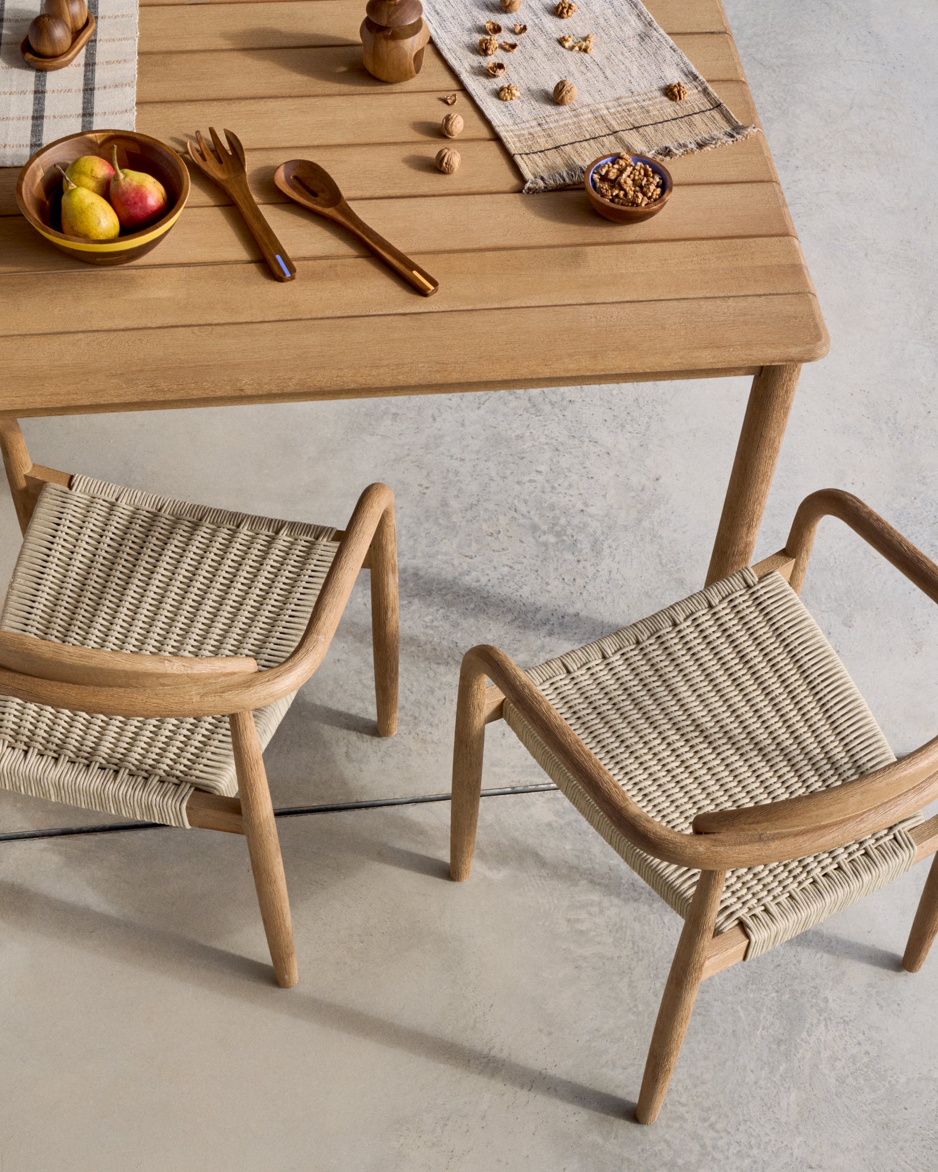 Sori table in FSC 100% solid acacia wood 135 x 135cm - Lifestyle