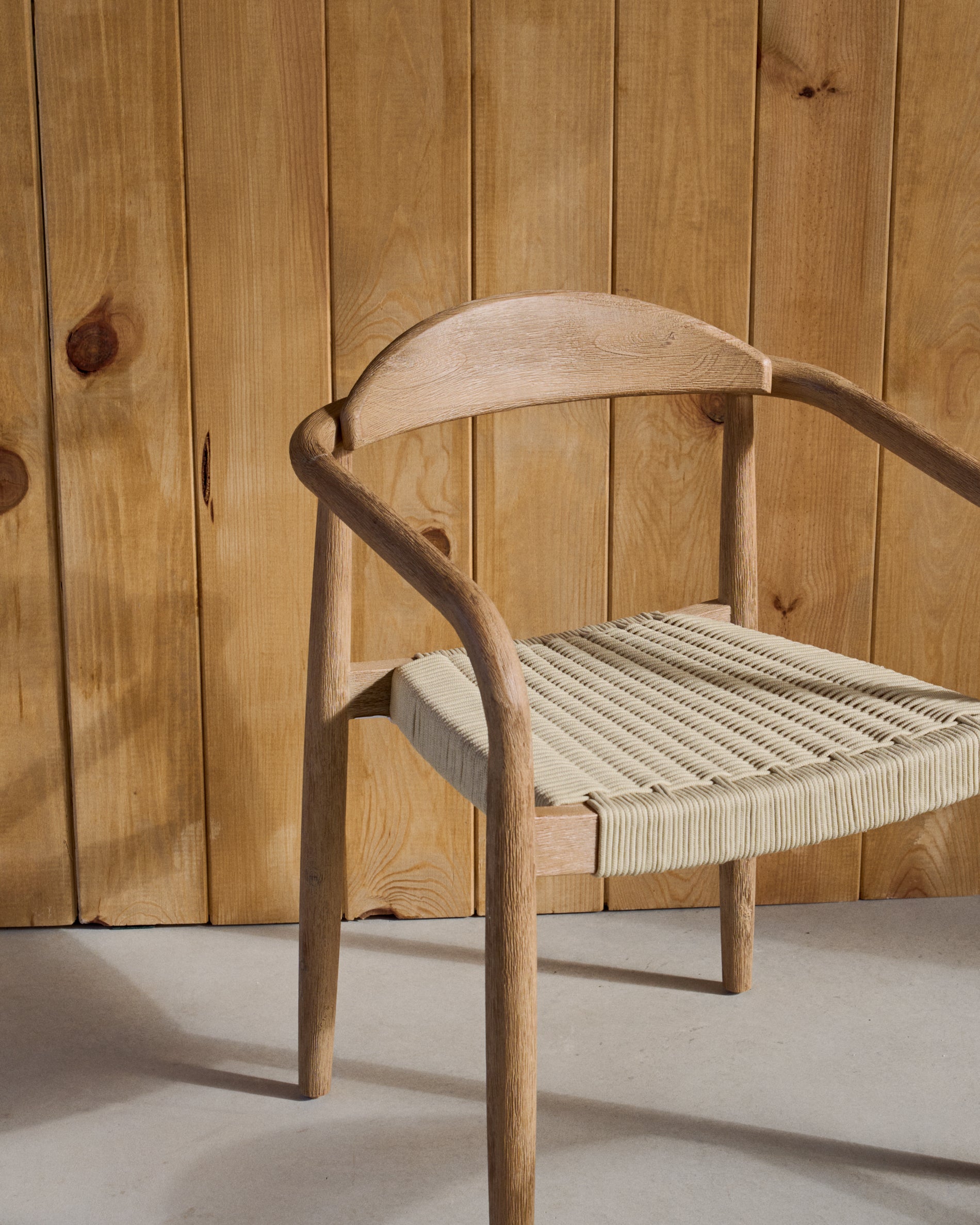 Nina stackable chair made of FSC 100% solid acacia wood and ecru rope cord - Lifestyle
