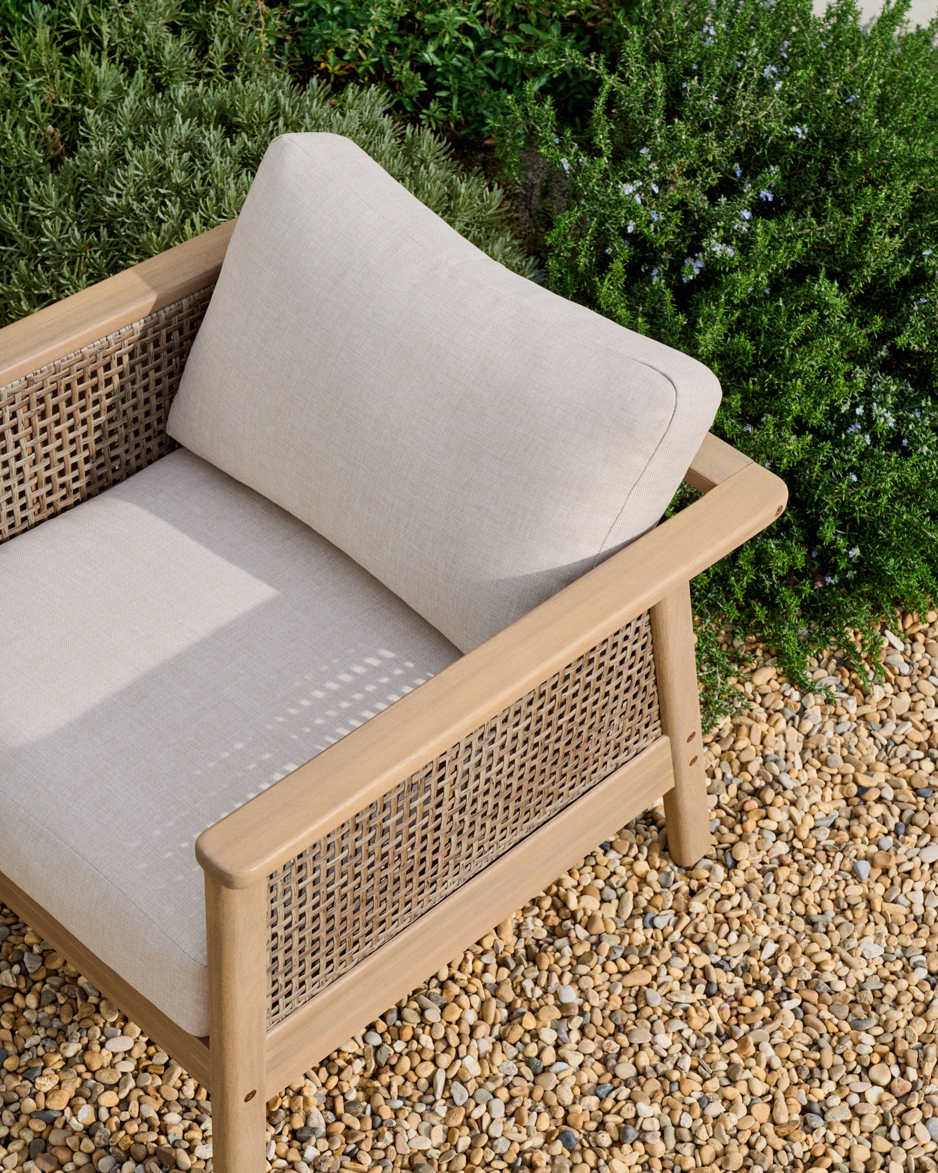 Alabe set consisting of a 2-seater sofa, 2 armchairs and a coffee table, made of 100% FSC acacia wood