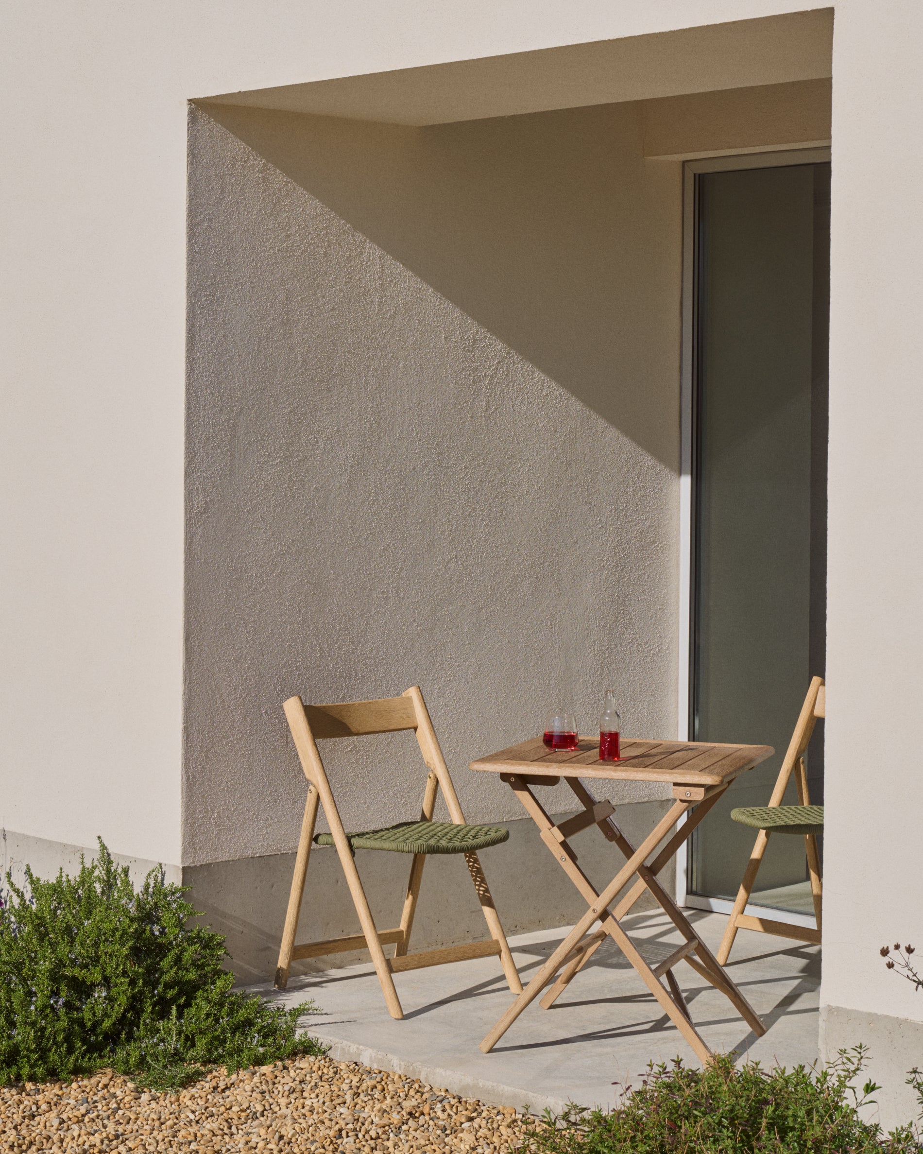 Dandara folding chair in solid acacia wood with steel structure and green cord FSC 100% - Lifestyle