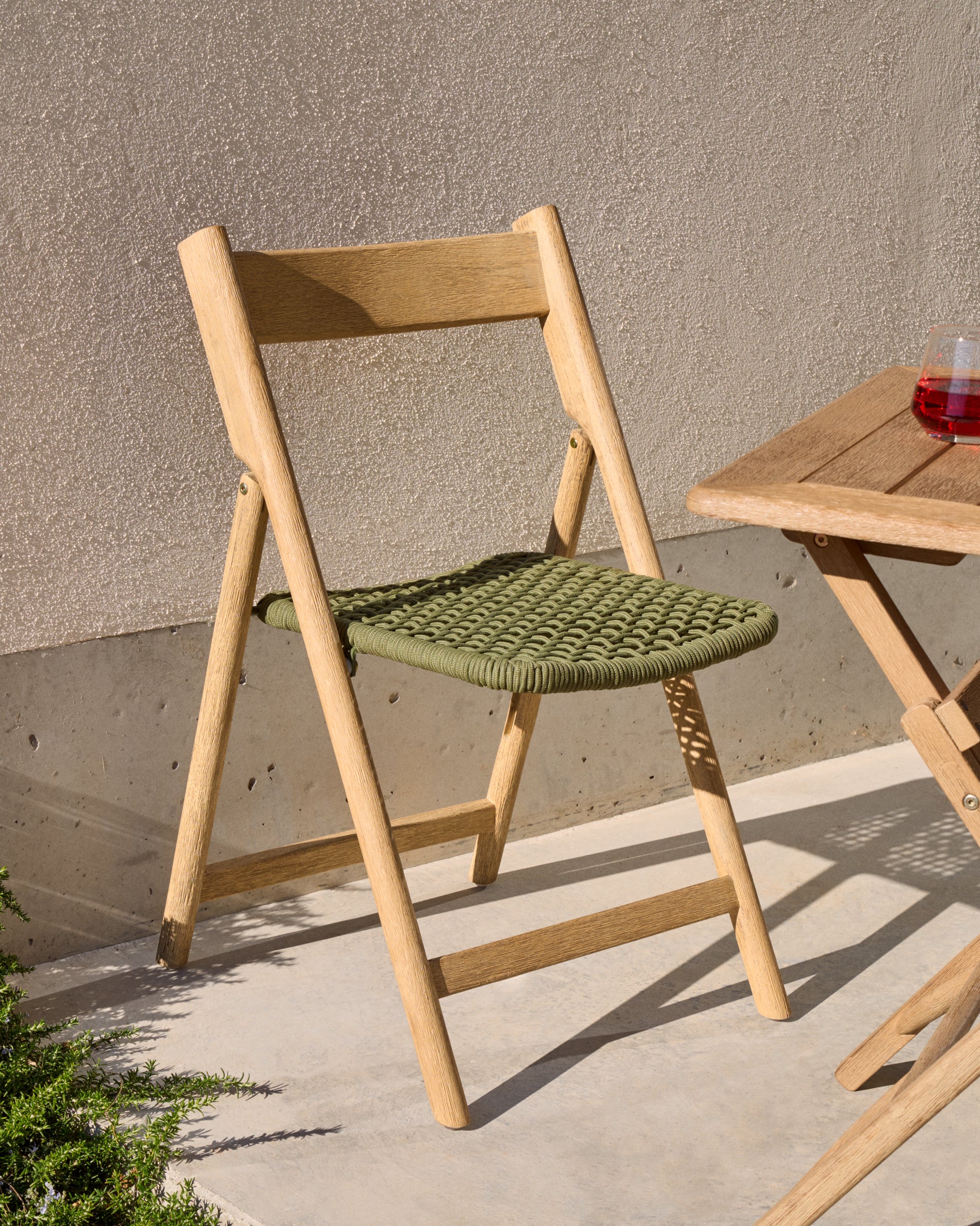 Dandara folding chair in solid acacia wood with steel structure and green cord FSC 100% - Lifestyle