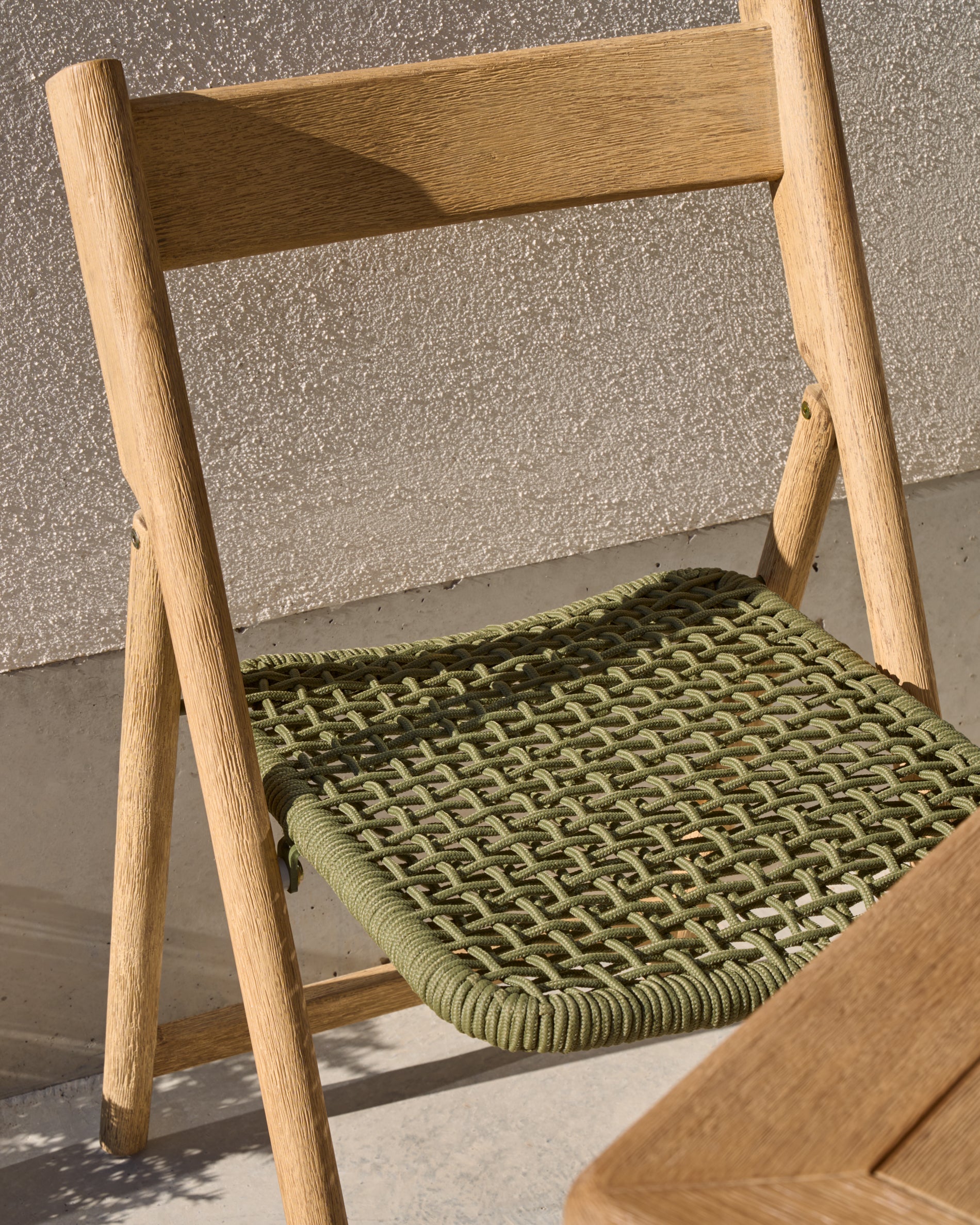 Dandara folding chair in solid acacia wood with steel structure and green cord FSC 100% - Lifestyle