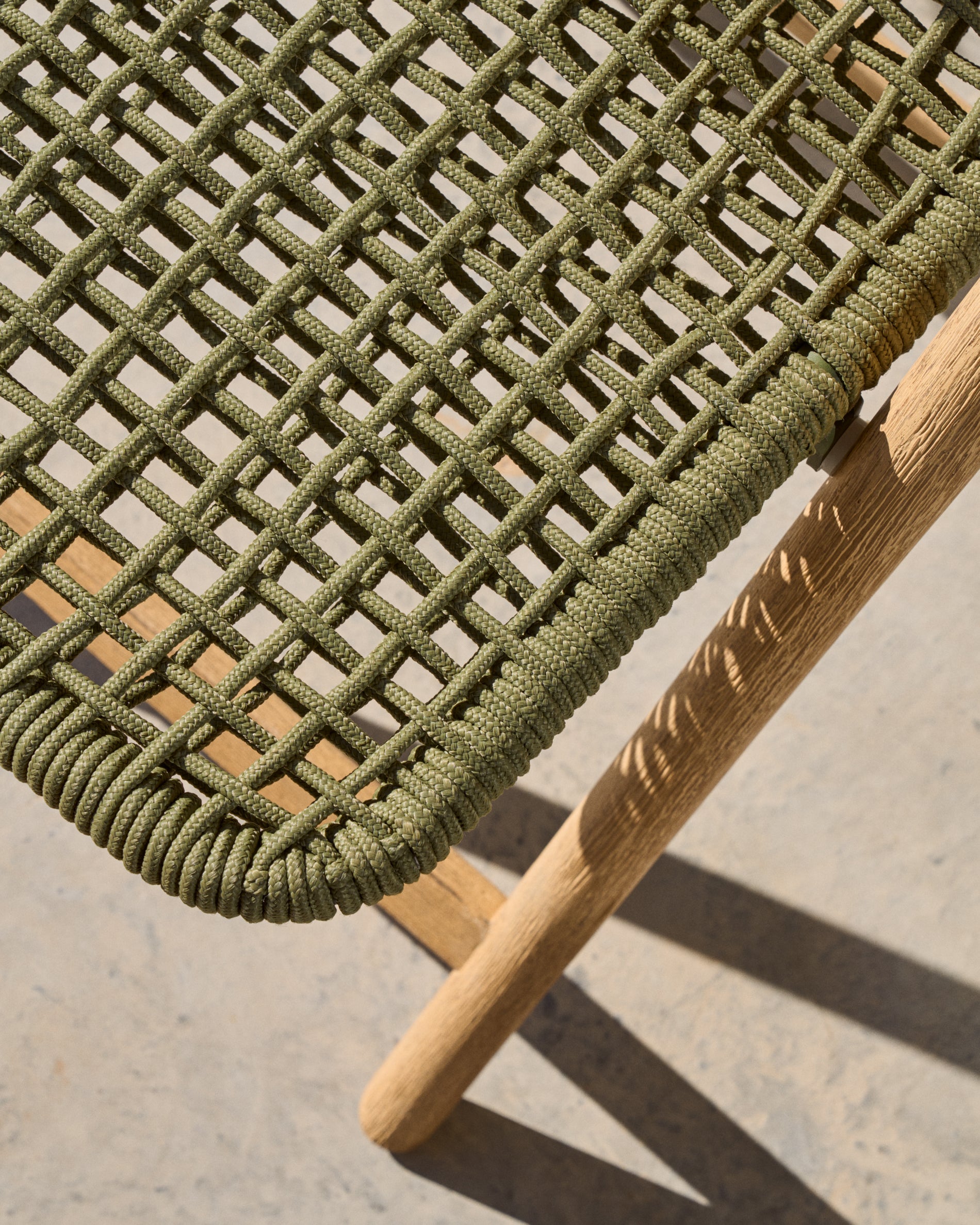 Dandara folding chair in solid acacia wood with steel structure and green cord FSC 100% - Lifestyle