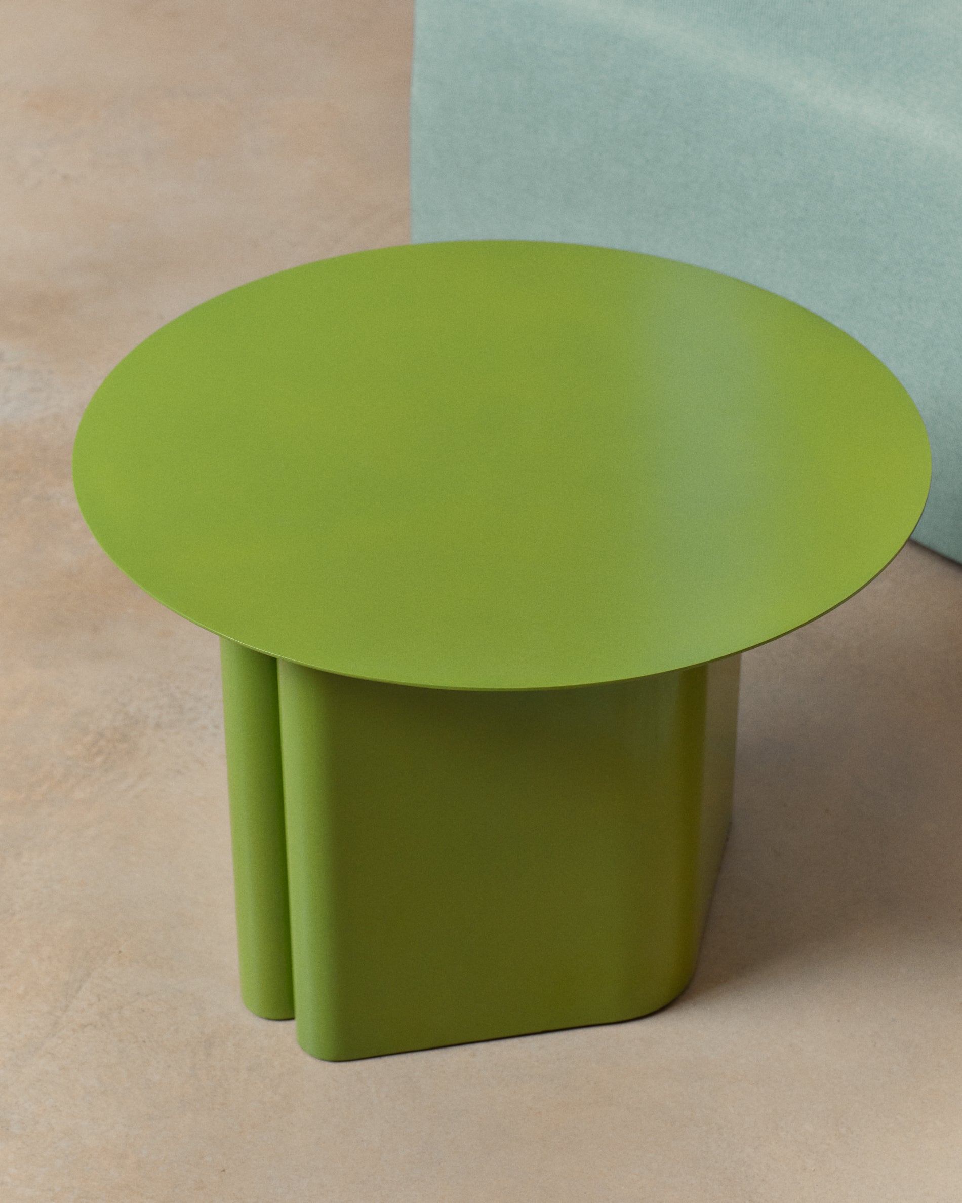 Arvin green iron side table Ø 55cm - Lifestyle