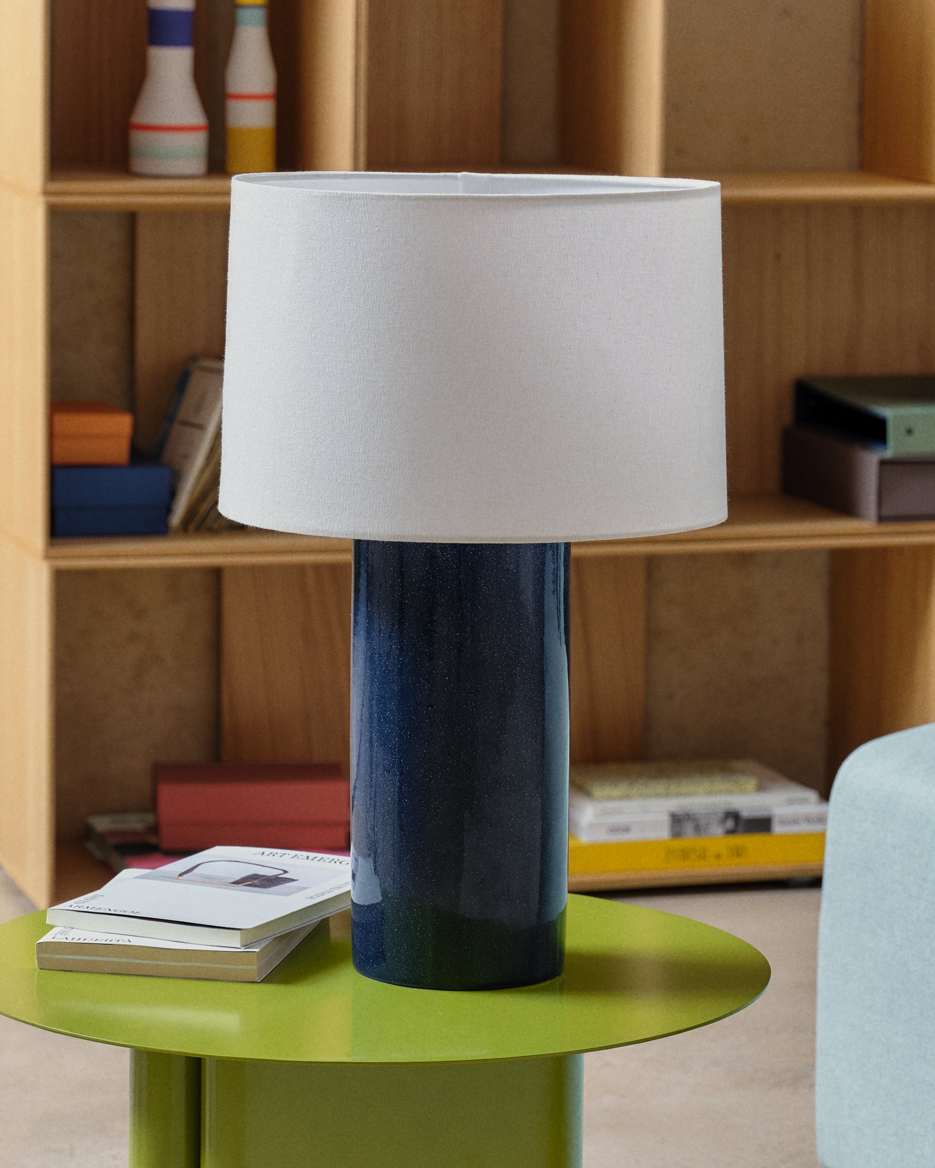Toneric ceramic table lamp with blue finish and cotton - Lifestyle