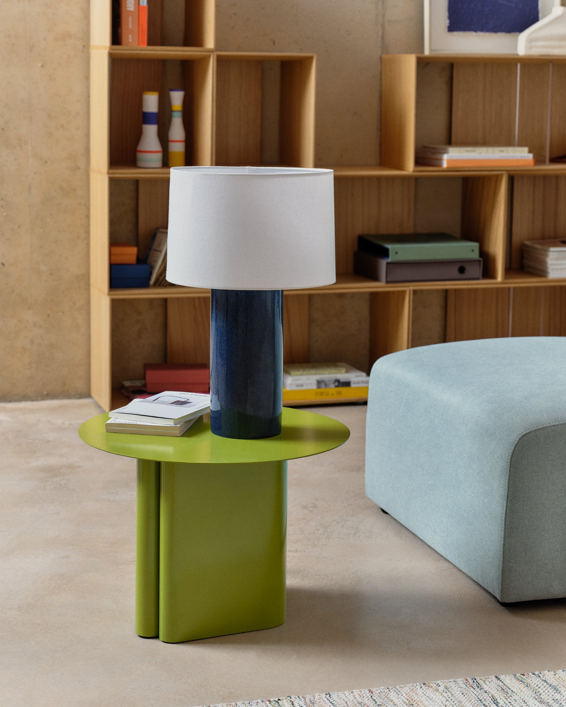 Toneric ceramic table lamp with blue finish and cotton - Lifestyle
