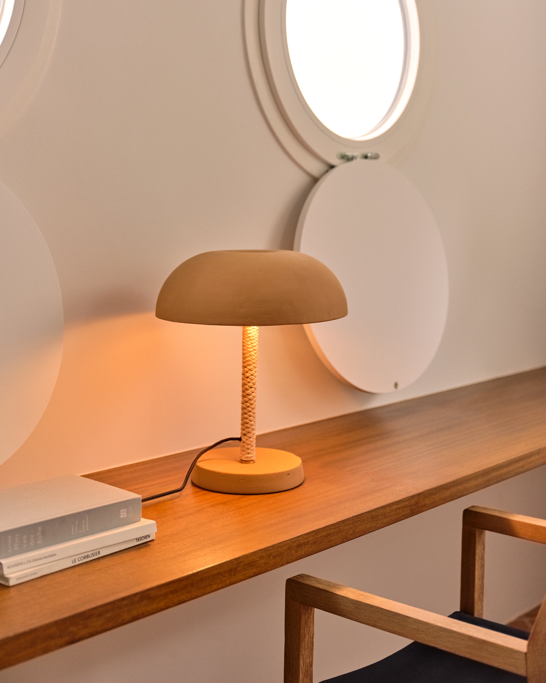 Arinda terracotta table lamp - Lifestyle