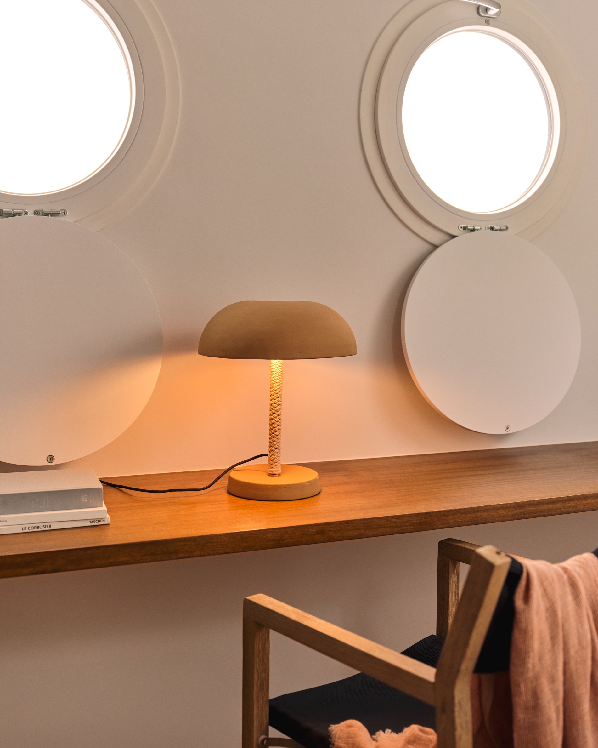 Arinda terracotta table lamp - Lifestyle
