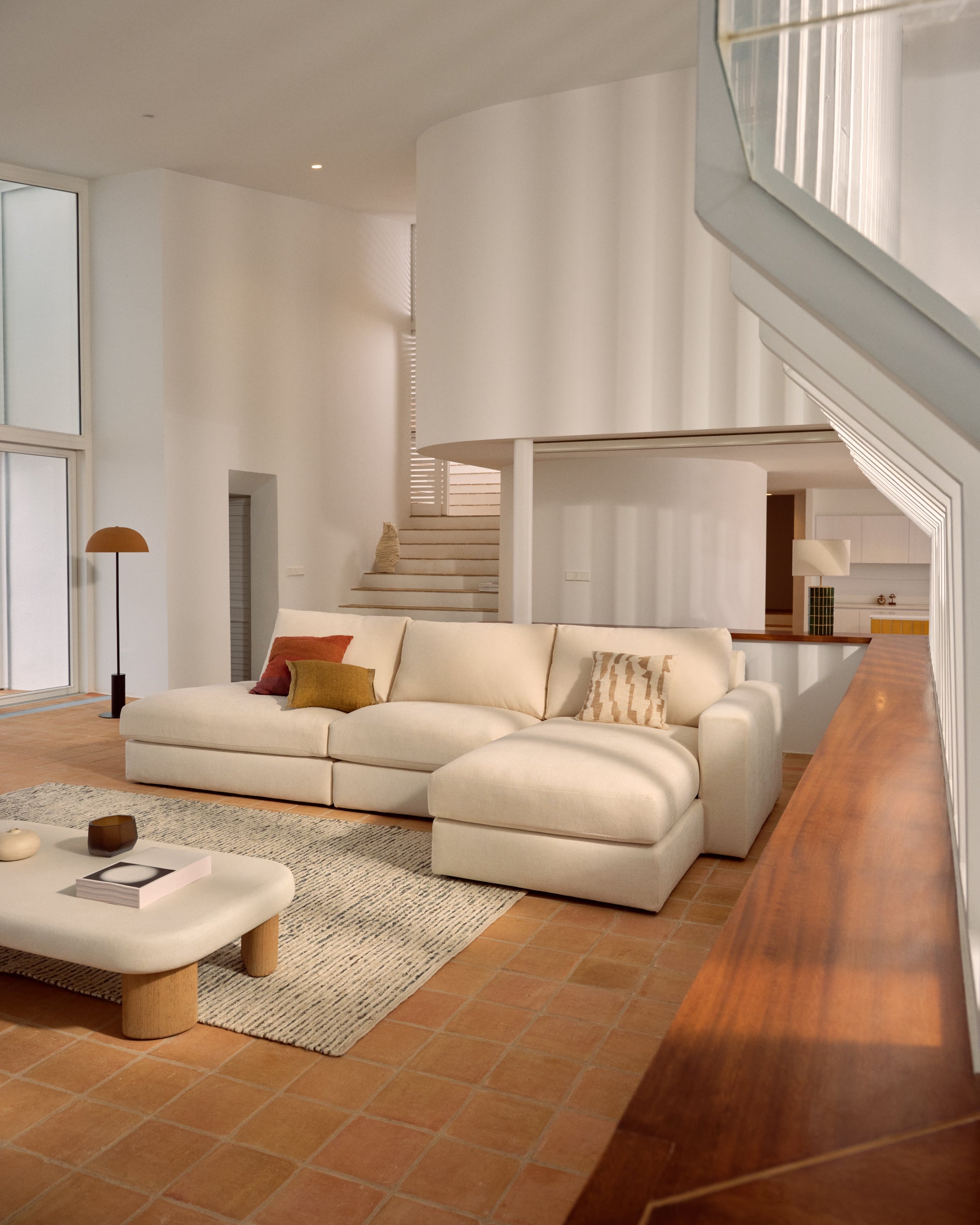Alea ecru chenille 5-seater modular sofa with right chaise longue and removable cover 340cm - Lifestyle