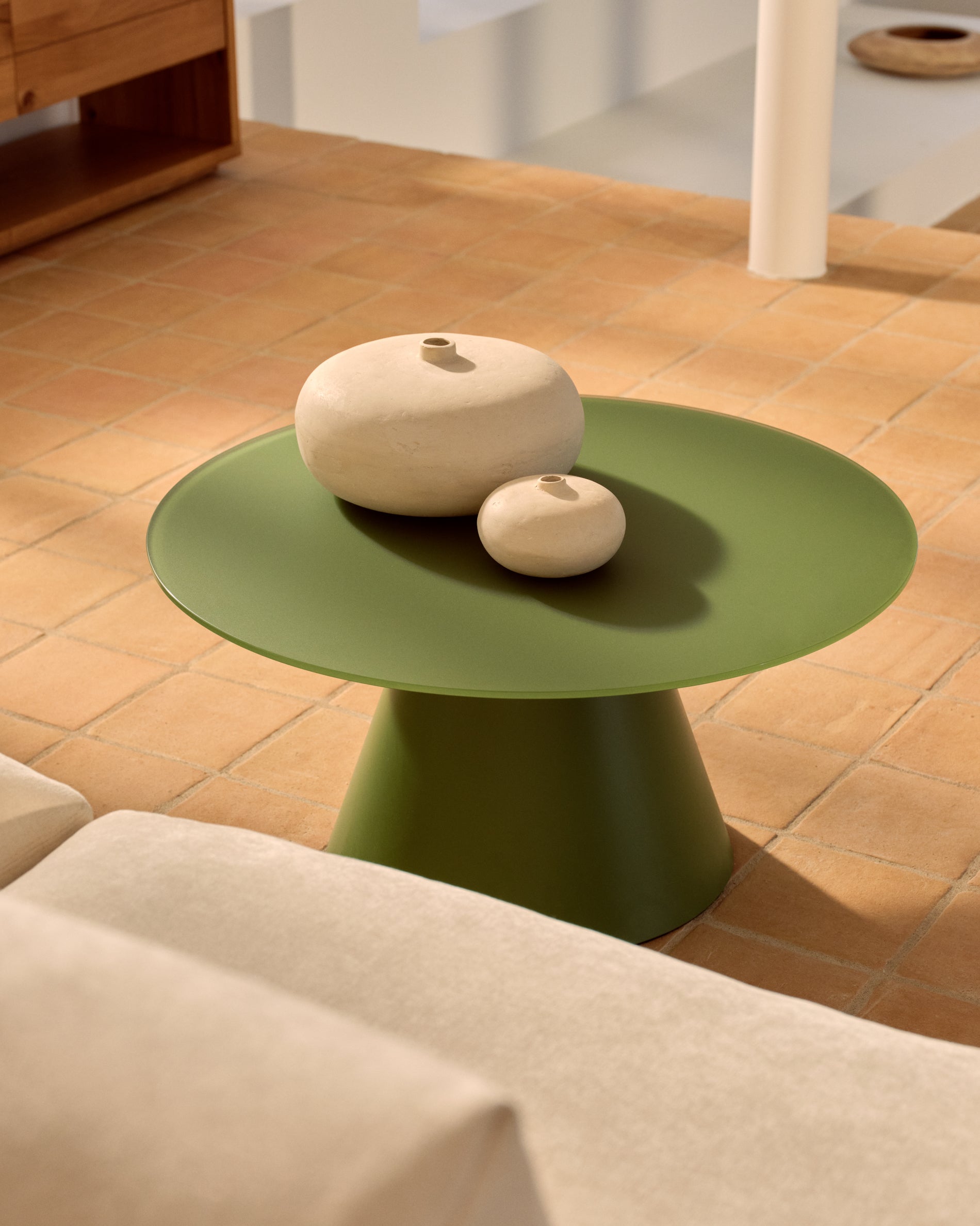 Wilshire coffee table with frosted tempered glass and matt green painted steel finish Ø80cm - Lifestyle