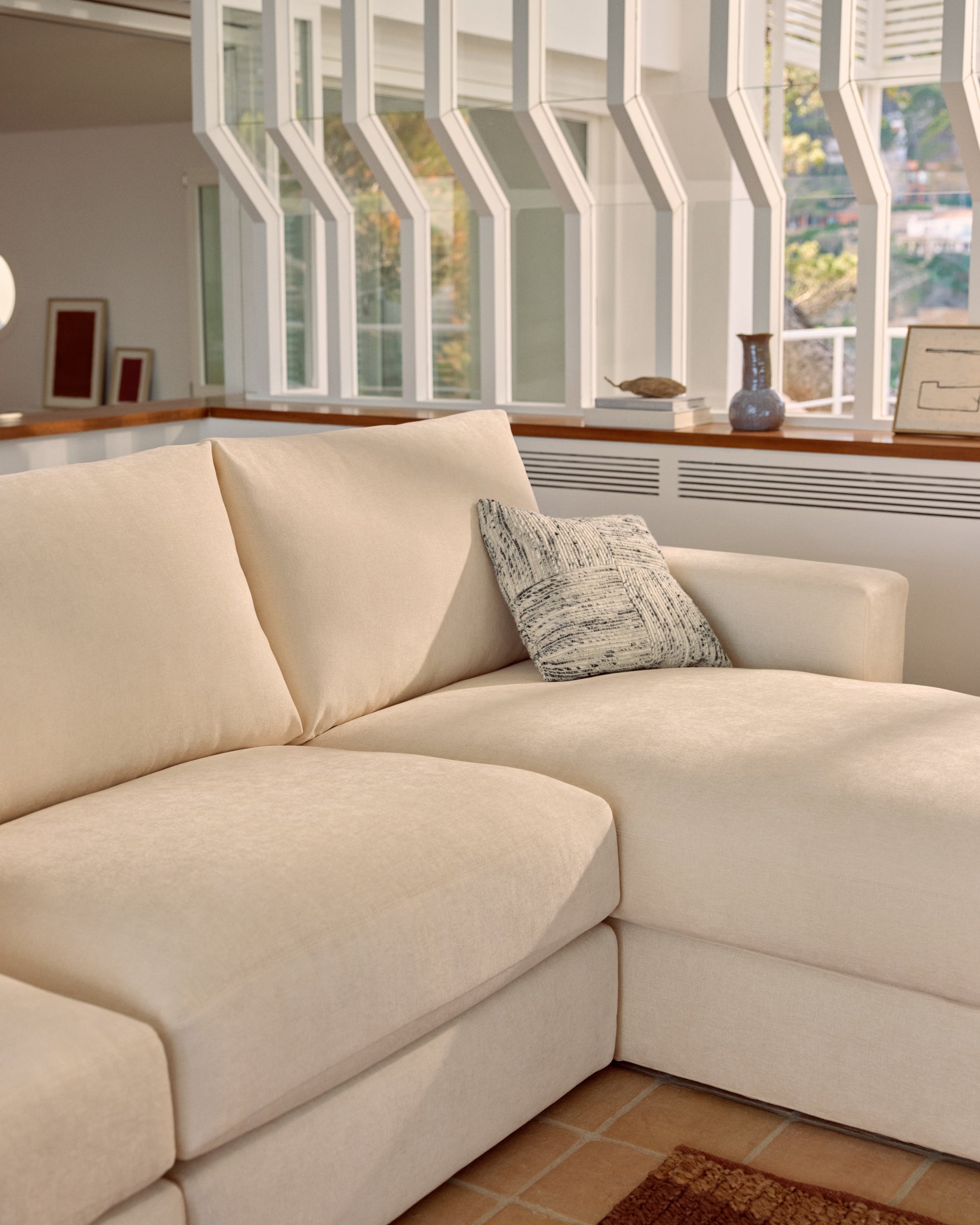 Alea ecru chenille 5-seater modular sofa with right chaise longue and removable cover 340cm - Lifestyle