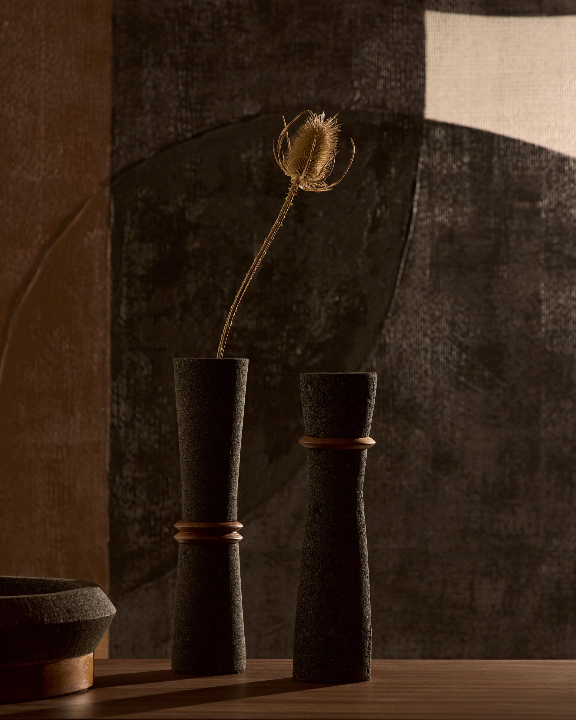 Naro vase in black stone and teak wood 30cm - Lifestyle