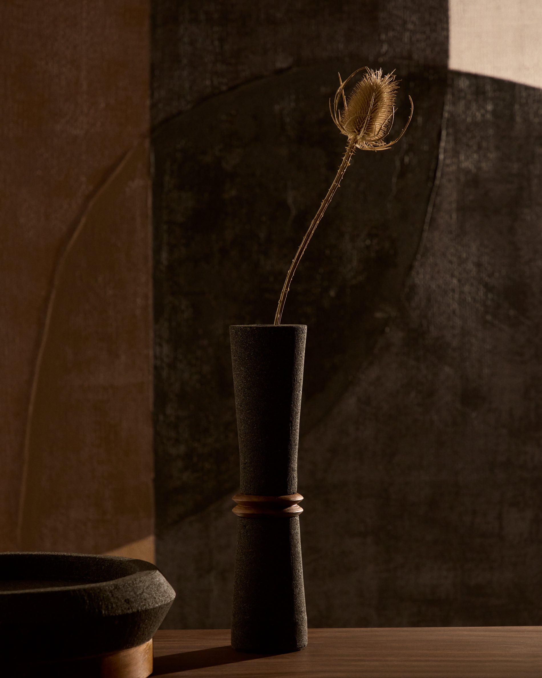 Naro vase in black stone and teak wood 30cm - Lifestyle