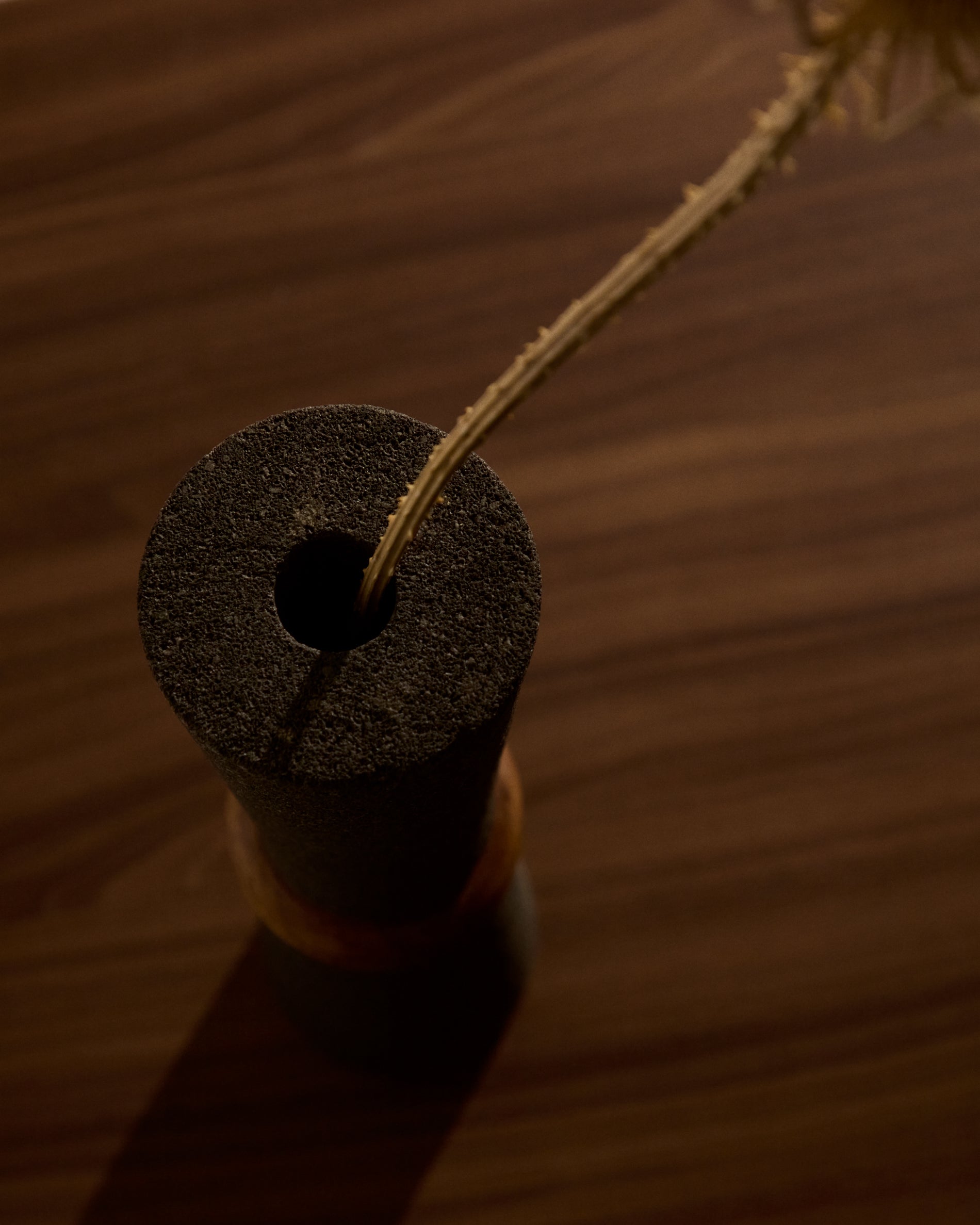Naro vase in black stone and teak wood 30cm - Lifestyle