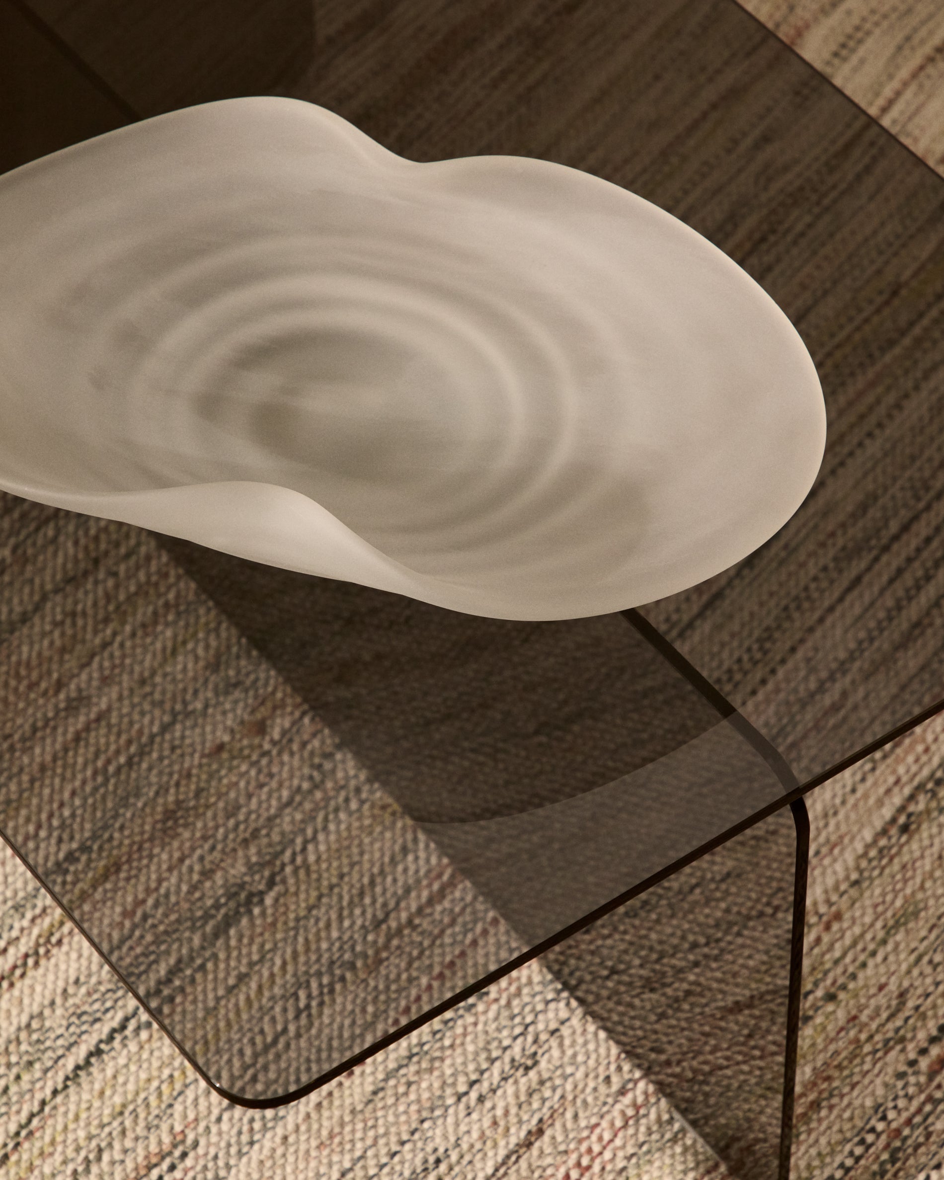 Ondaro frosted glass centrepiece 11cm - Lifestyle
