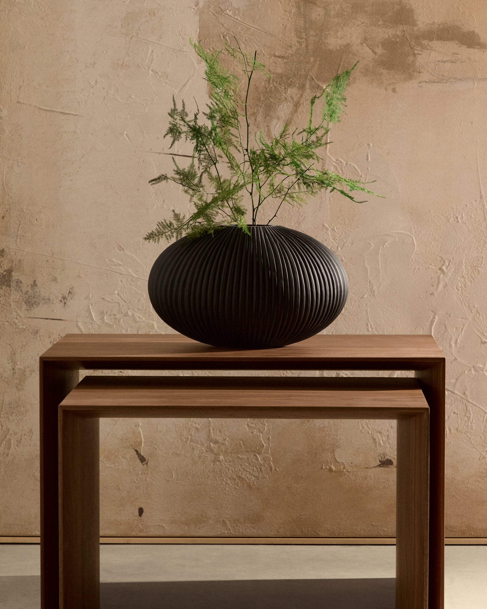 Nivra dark grey glass vase 19cm - Lifestyle