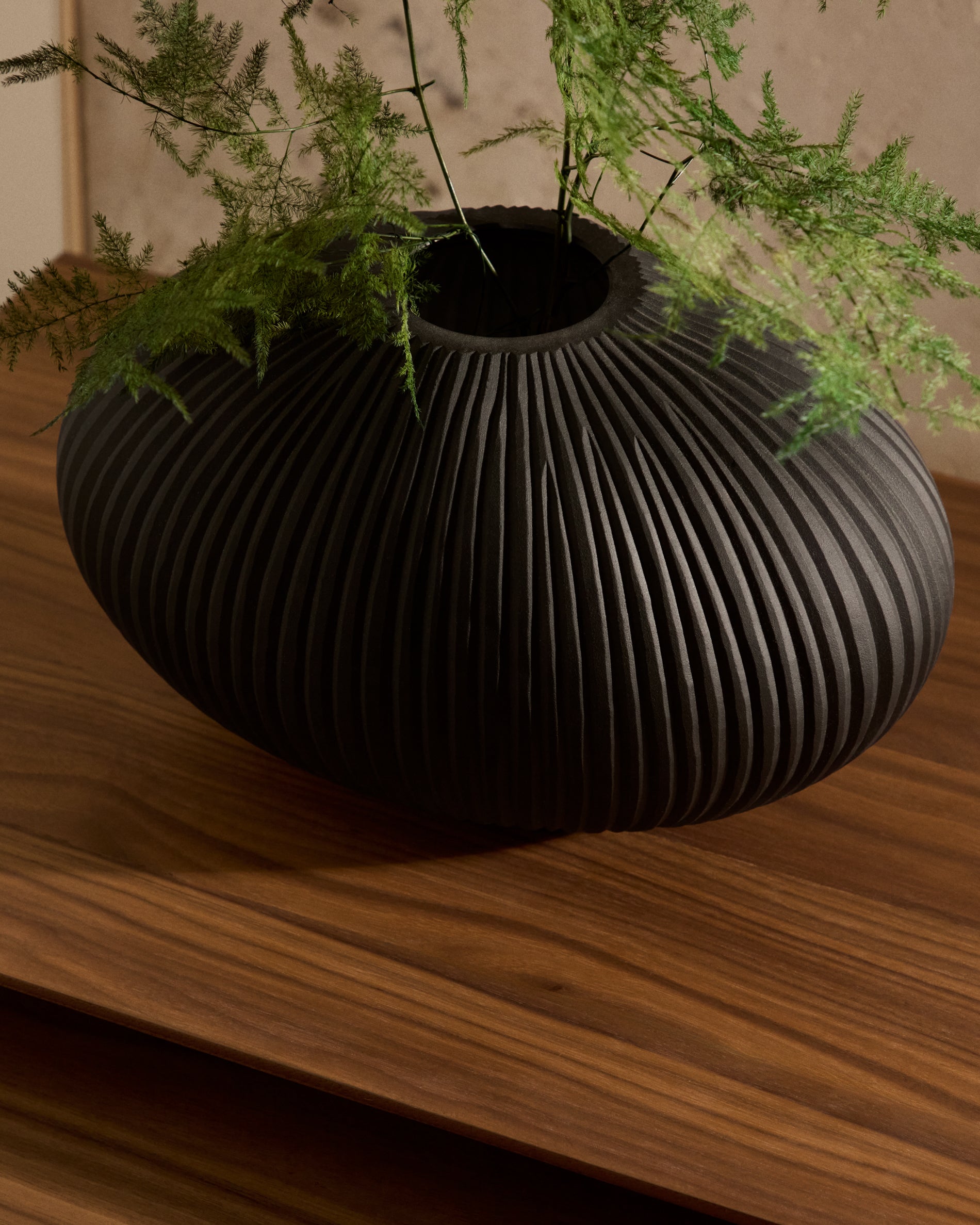 Nivra dark grey glass vase 19cm - Lifestyle