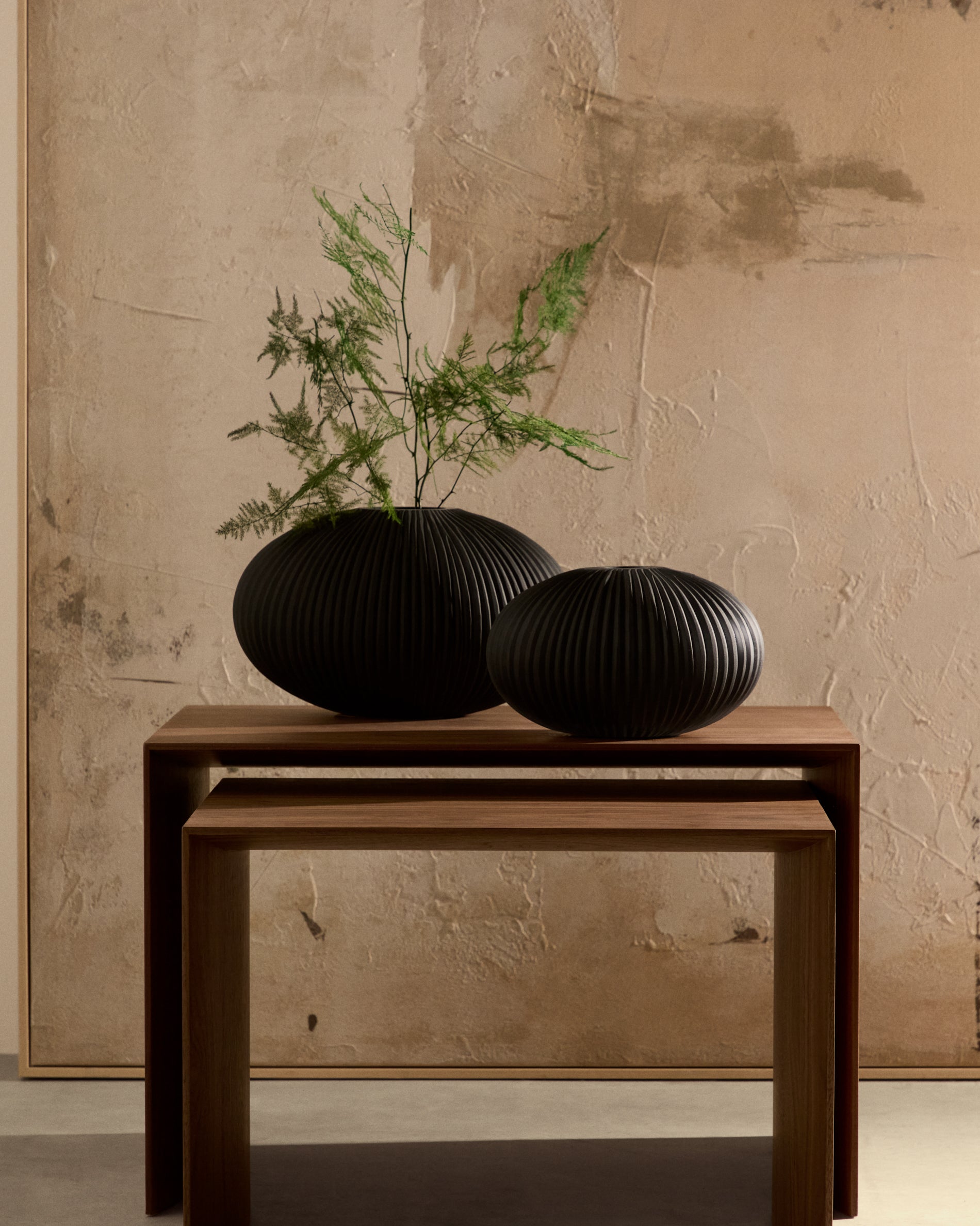 Nivra dark grey glass vase 19cm - Lifestyle