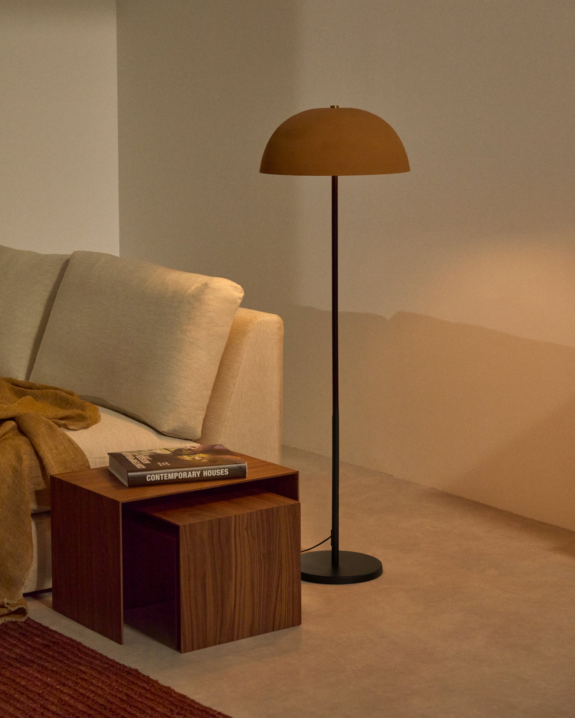 Nibla black metal floor lamp with terracotta effect shade - Lifestyle
