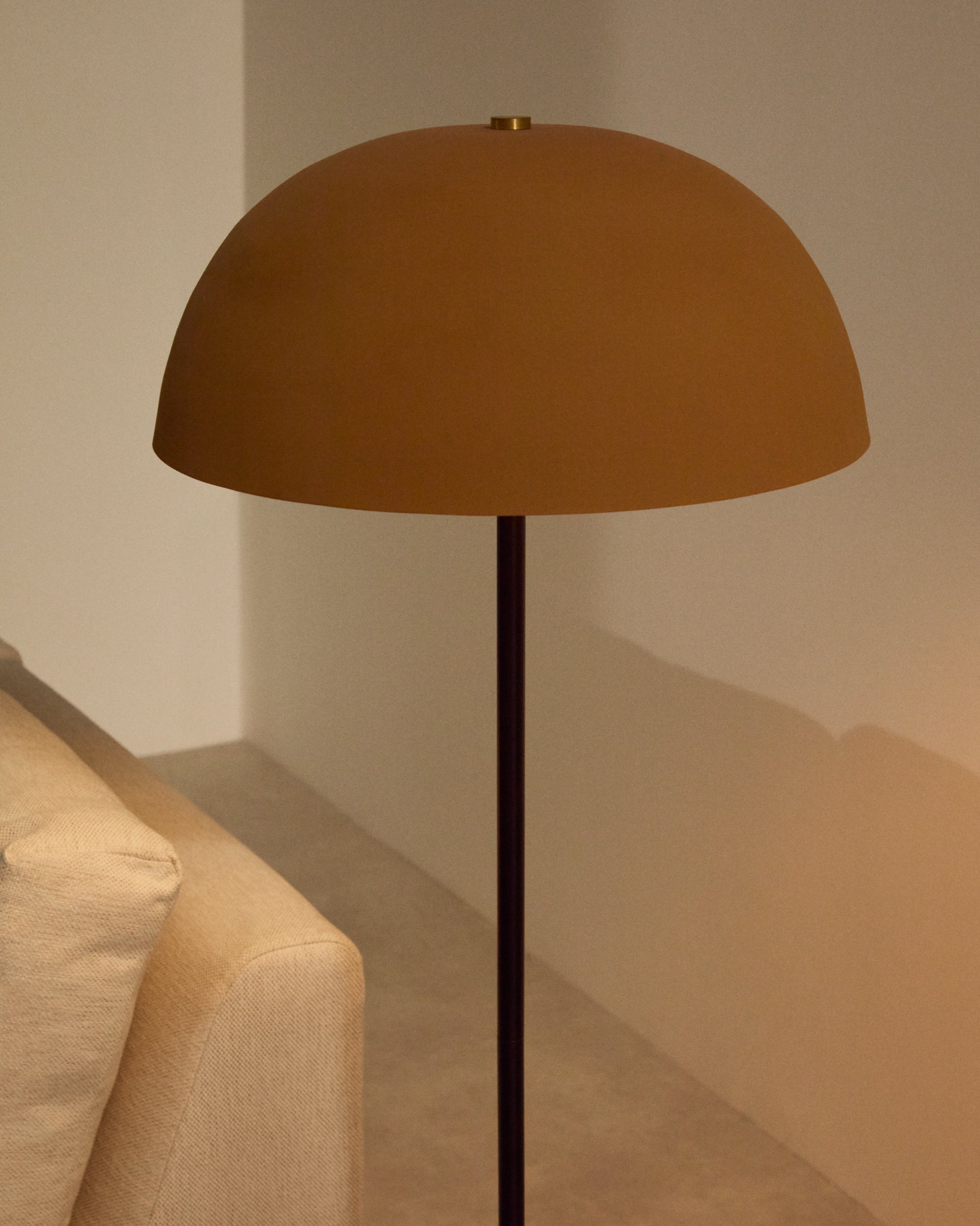 Nibla black metal floor lamp with terracotta effect shade - Lifestyle