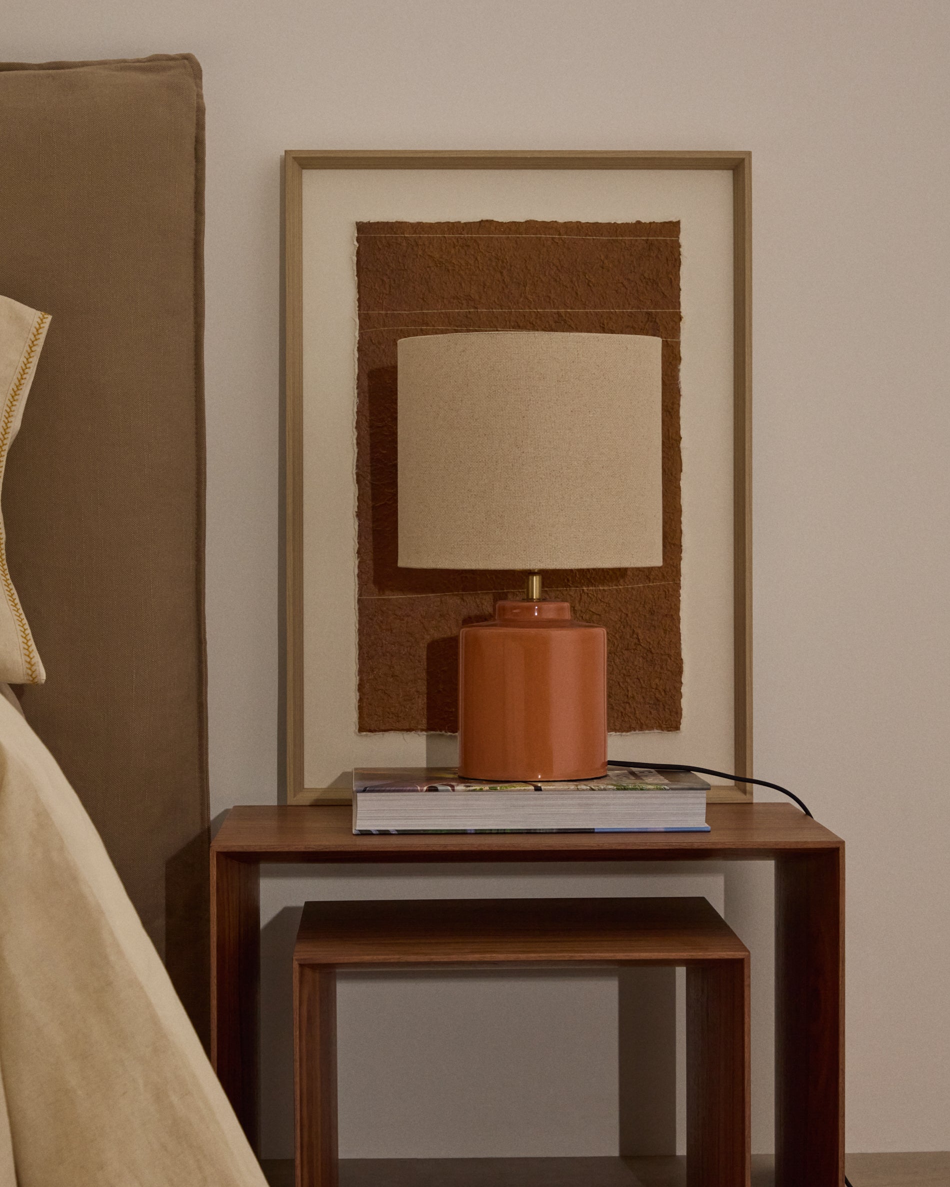 Daeli ceramic table lamp with orange finish and beige cotton - Lifestyle