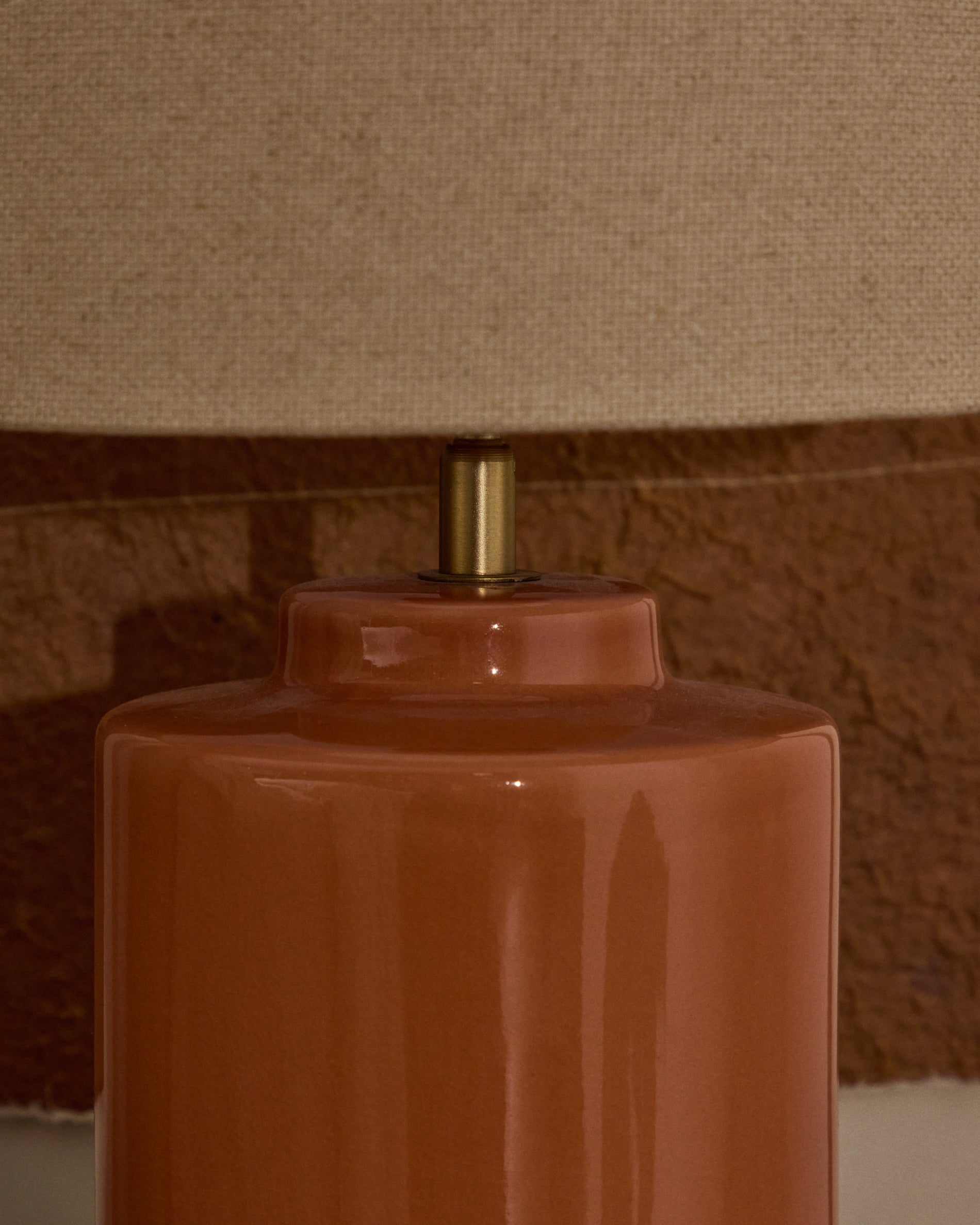 Daeli ceramic table lamp with orange finish and beige cotton - Lifestyle