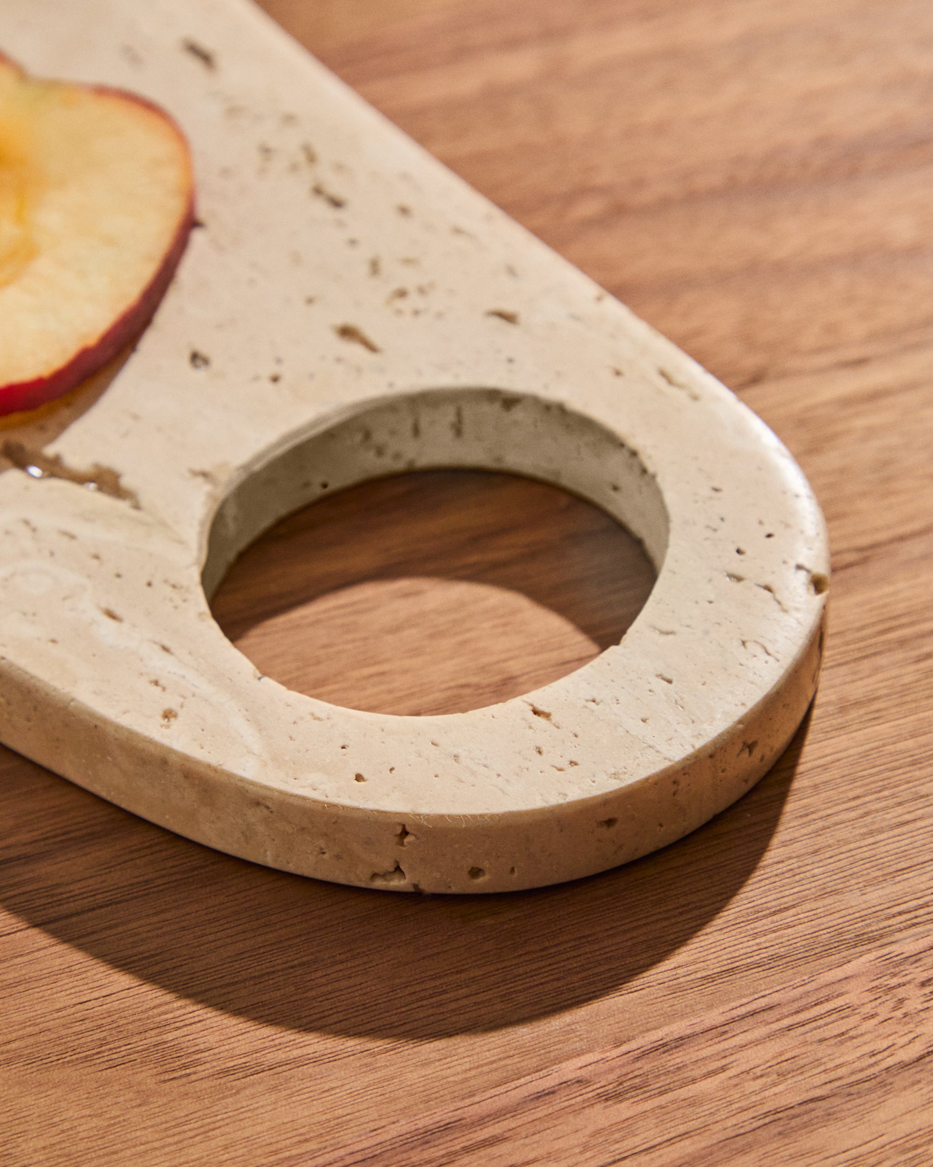 Zera serving board in beige marble - Lifestyle
