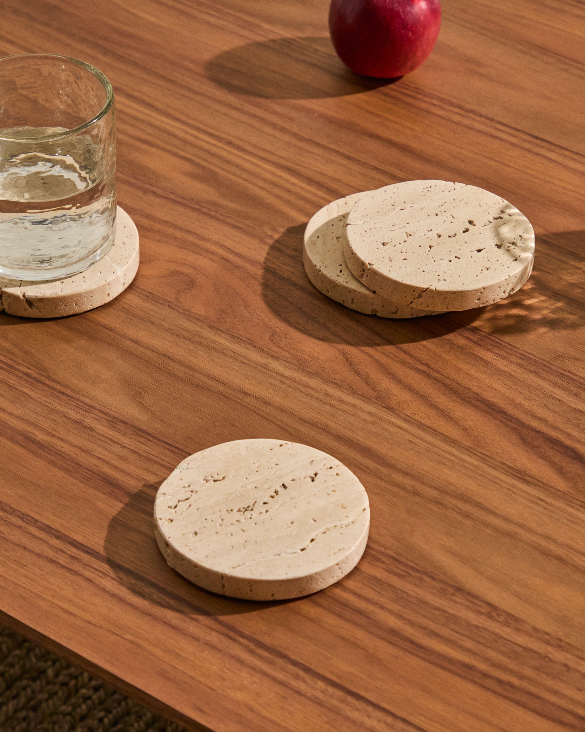 Zera set of 4 beige marble coasters - Lifestyle