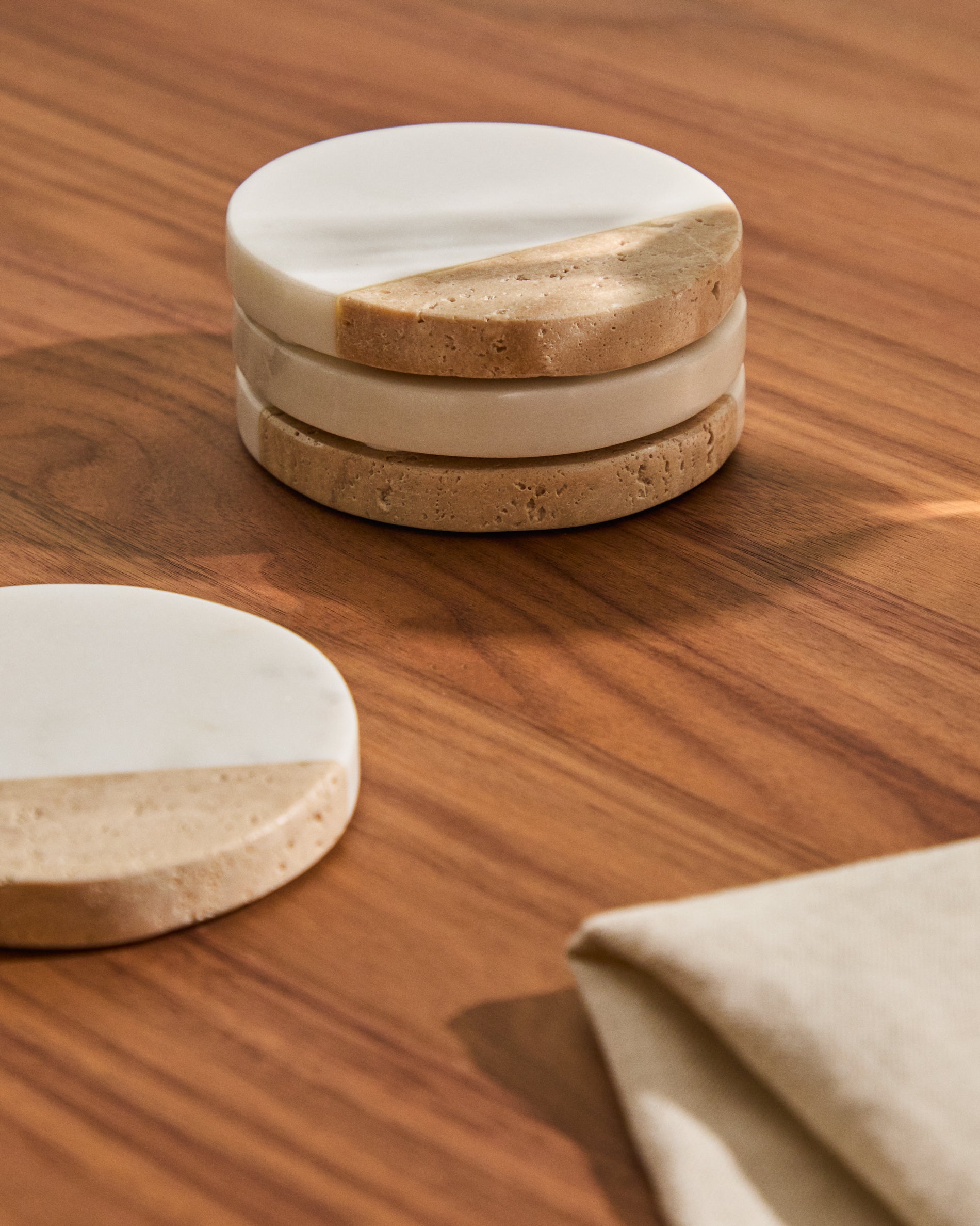 Nivol set of 4 coasters in white marble and travertine - Lifestyle