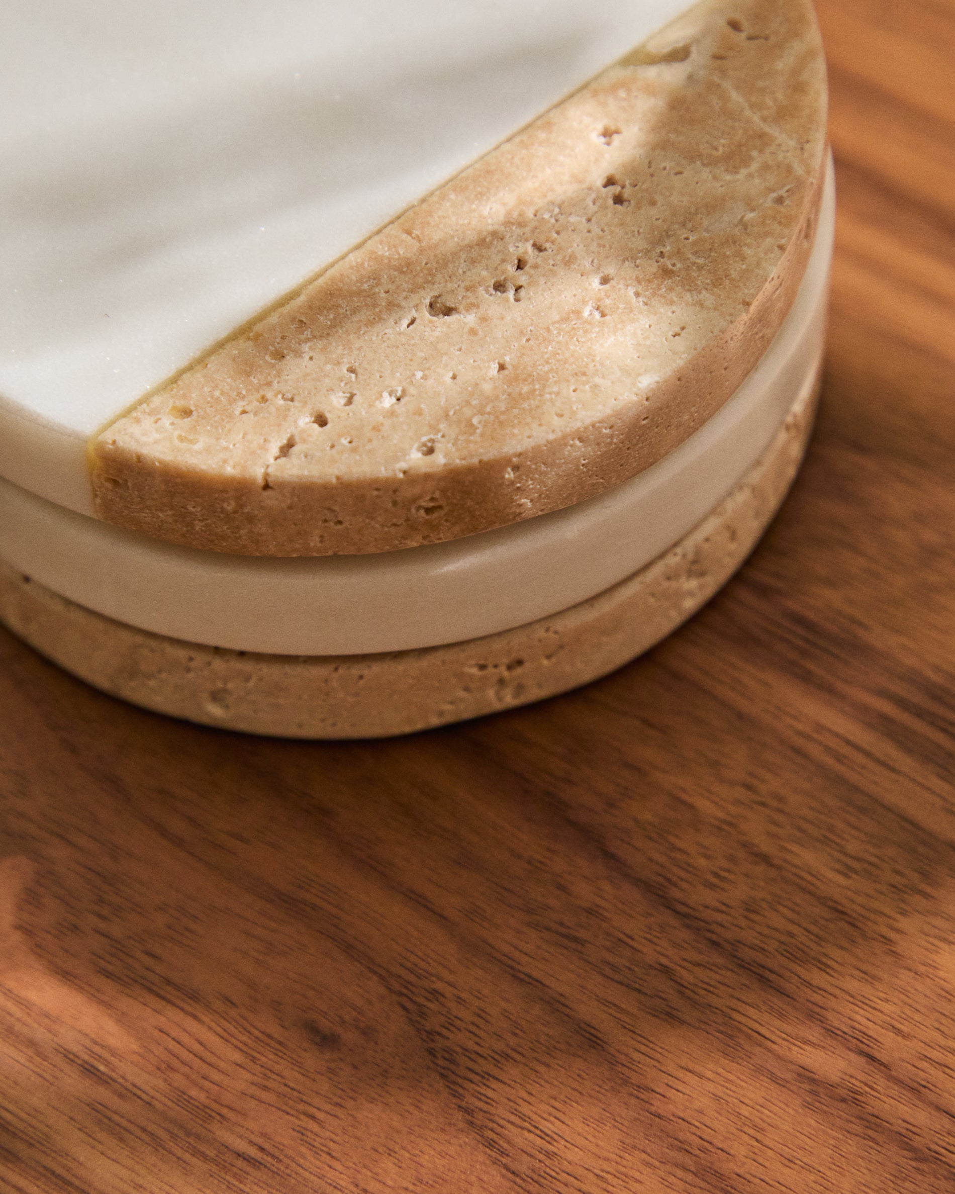 Nivol set of 4 coasters in white marble and travertine - Lifestyle