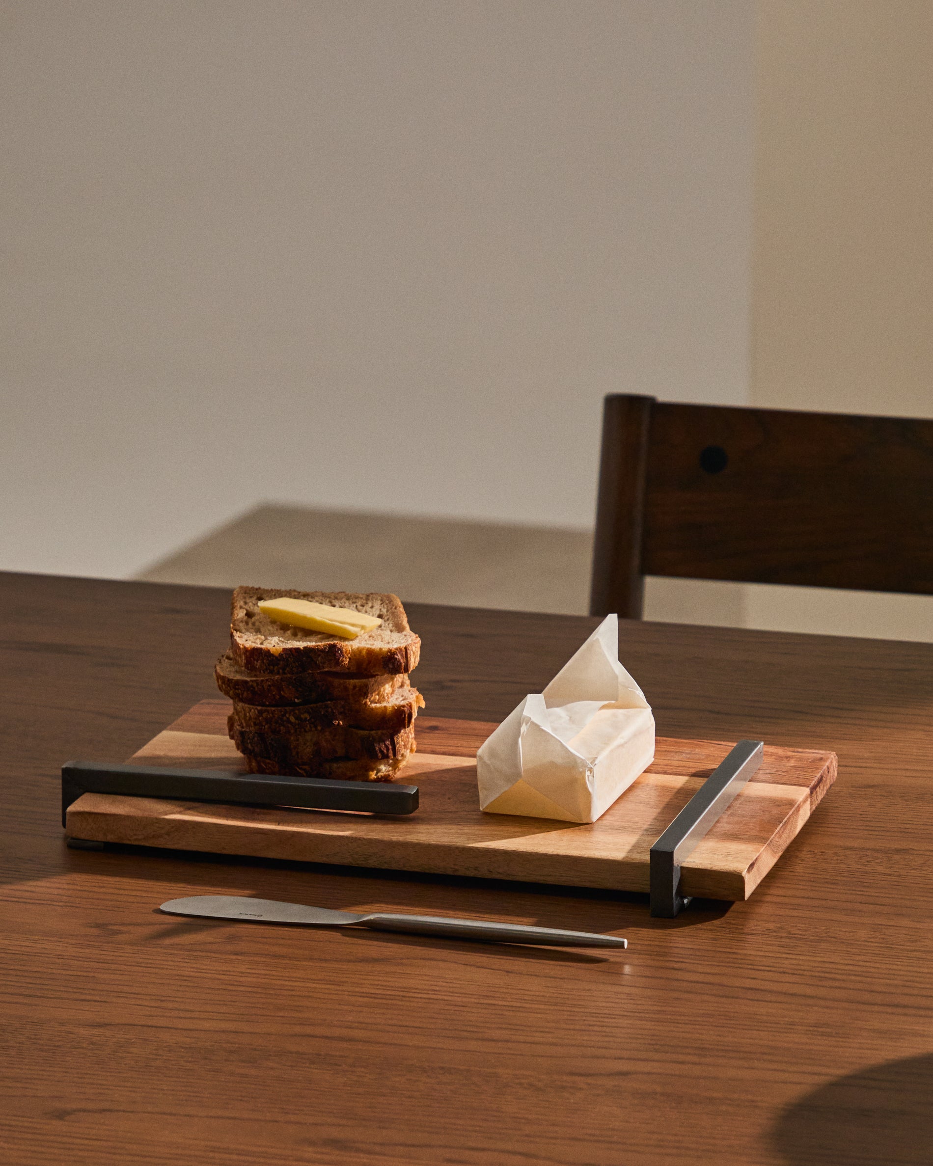 Vira serving board in acacia wood and black metal - Lifestyle