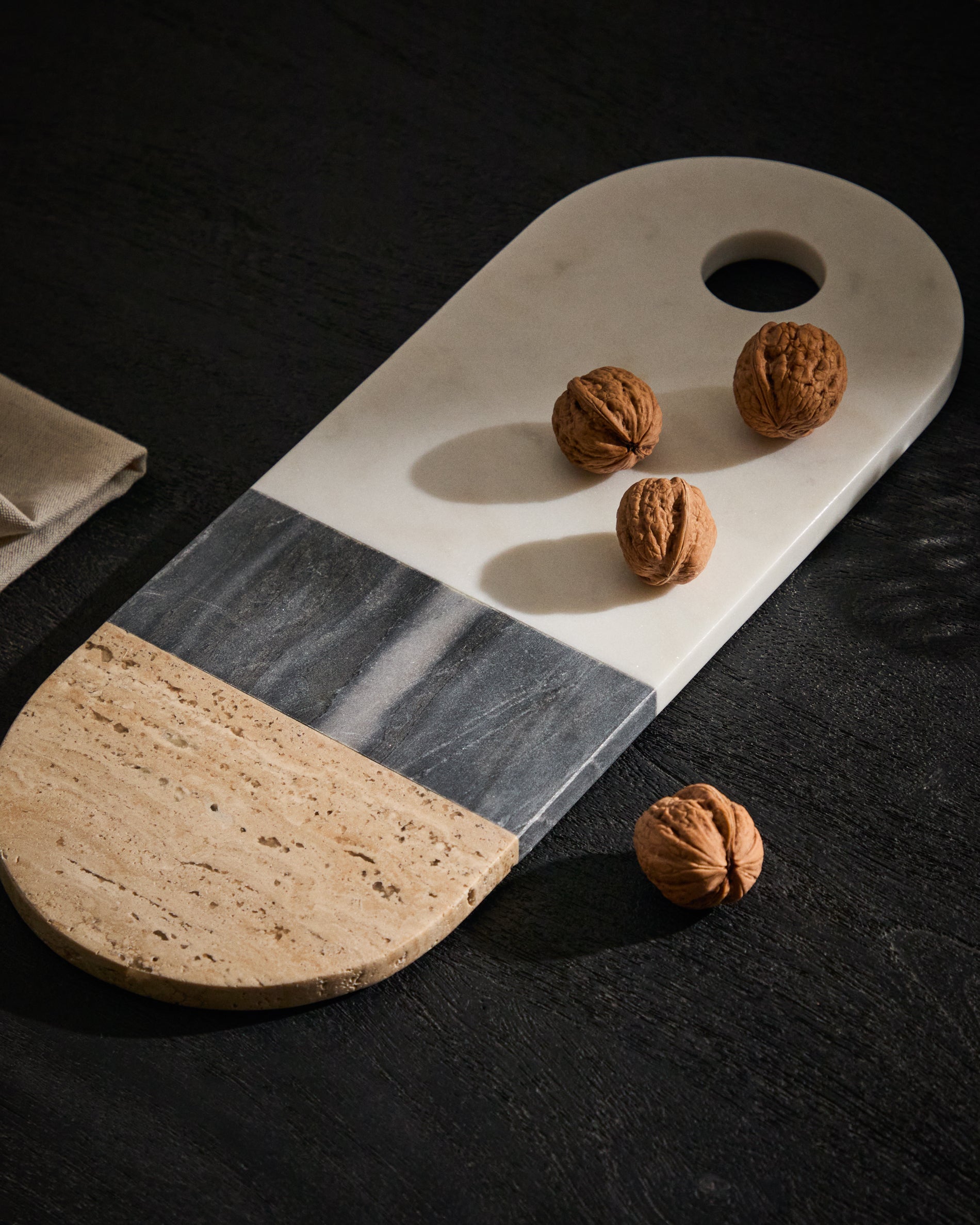 Nivol large serving board in white and black marble and travertine - Lifestyle