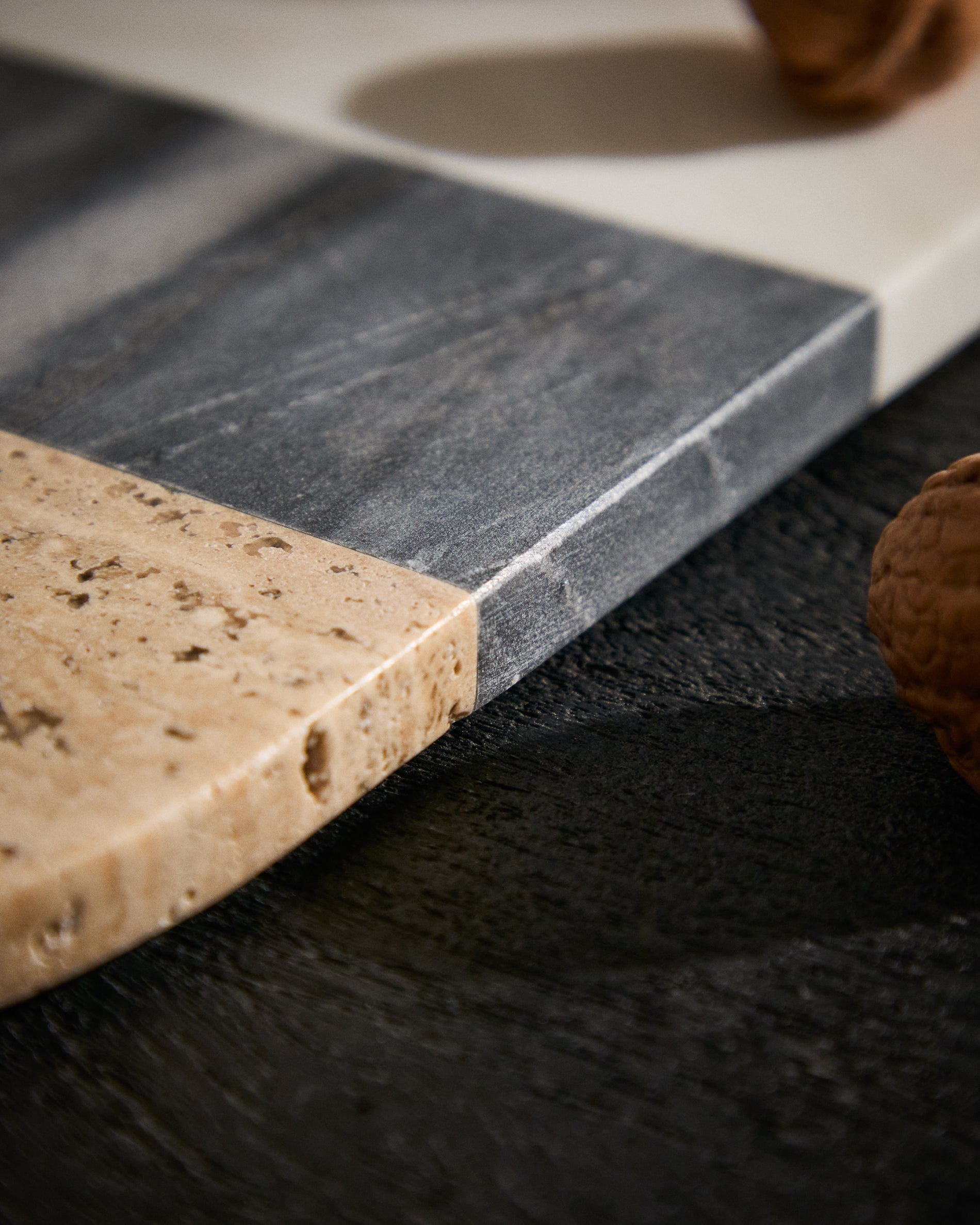 Nivol large serving board in white and black marble and travertine - Lifestyle
