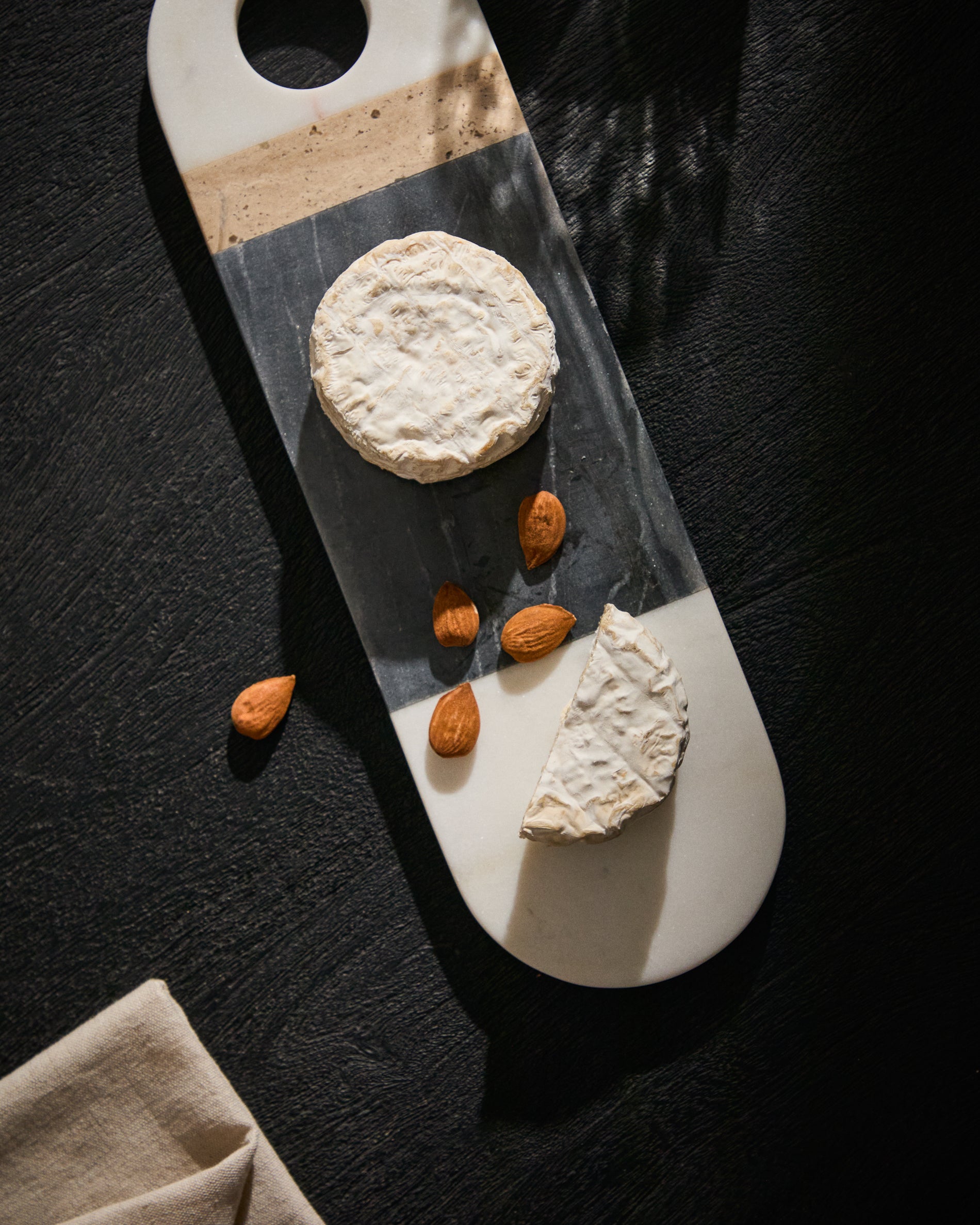 Nivol small serving board in black and white marble and travertine - Lifestyle