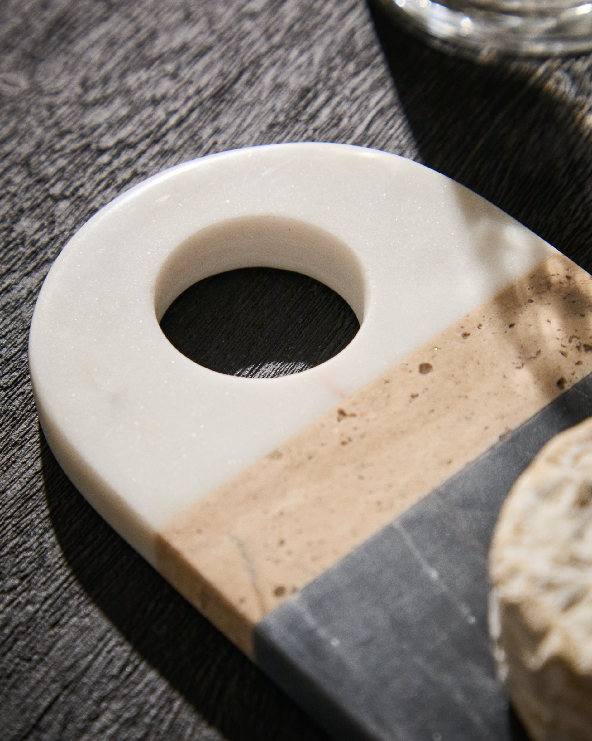 Nivol small serving board in black and white marble and travertine - Lifestyle