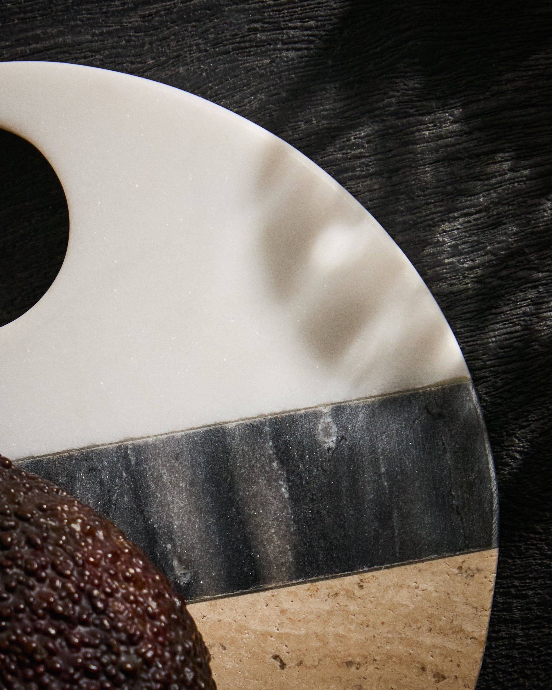 Nivol round serving board in black and white marble and travertine - Lifestyle