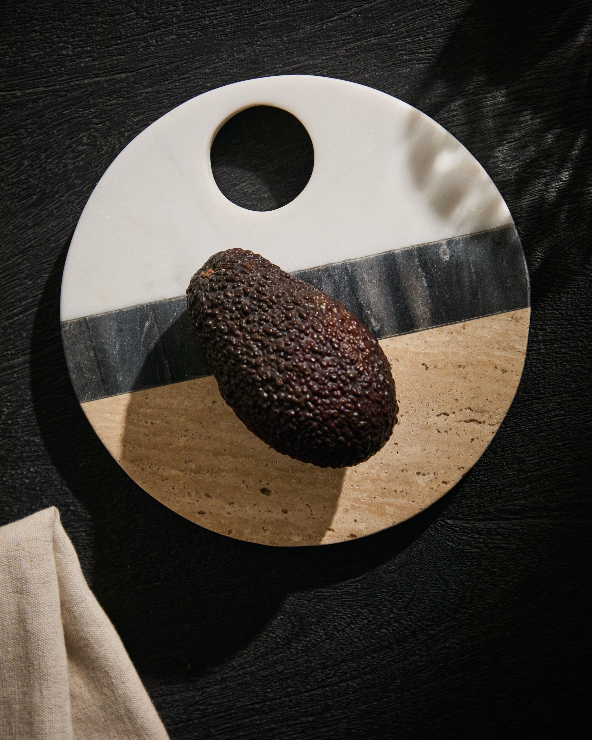Nivol round serving board in black and white marble and travertine - Lifestyle