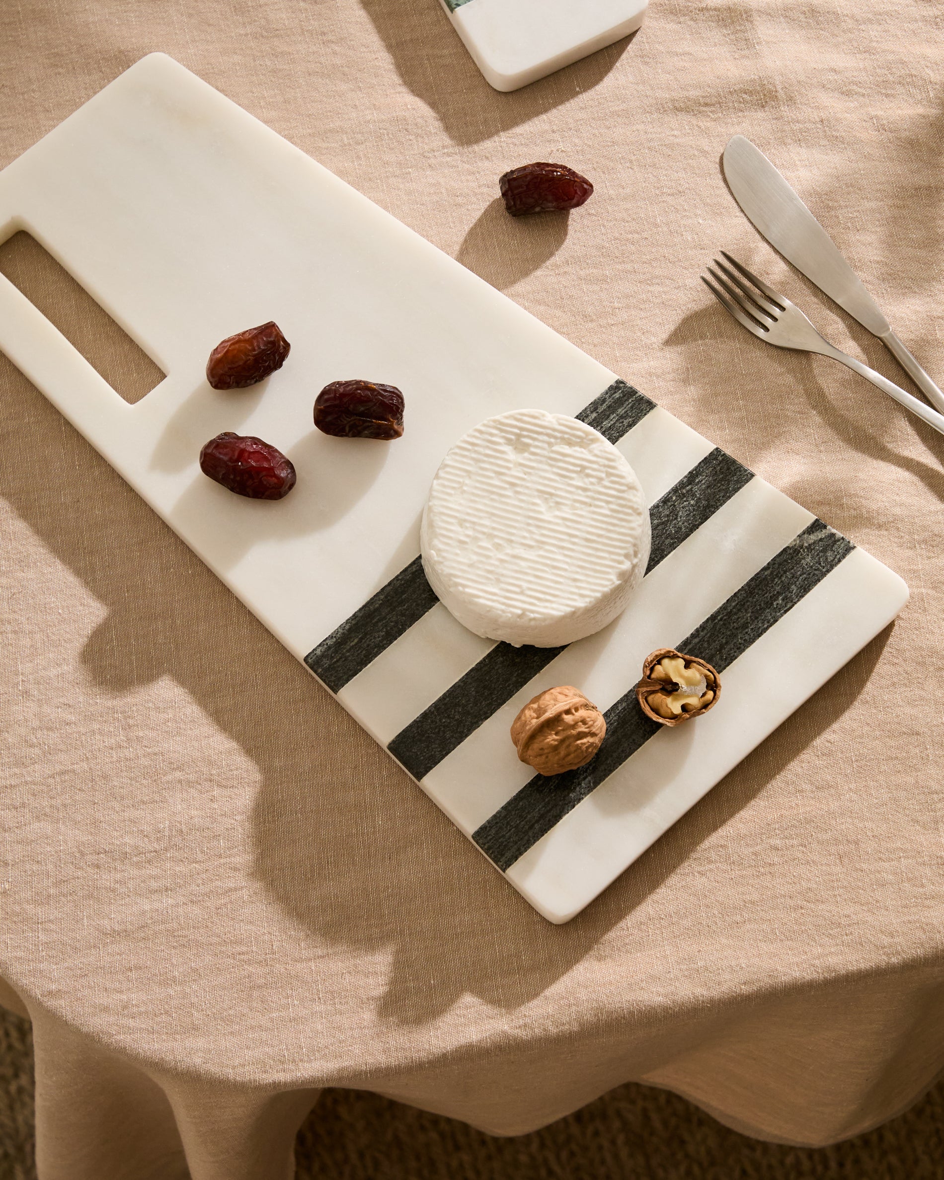 Nira large serving board in black and white marble - Lifestyle