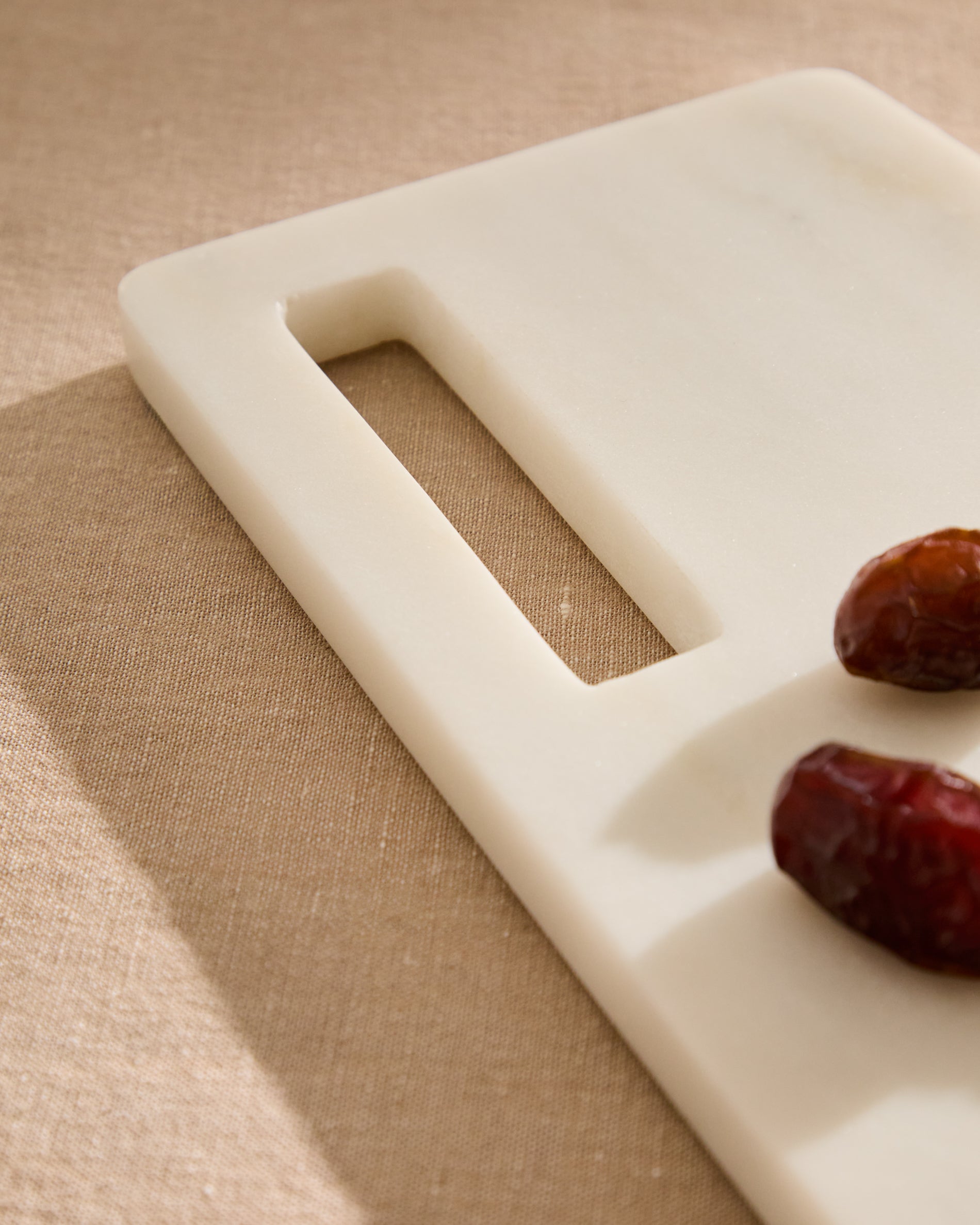 Nira large serving board in black and white marble - Lifestyle