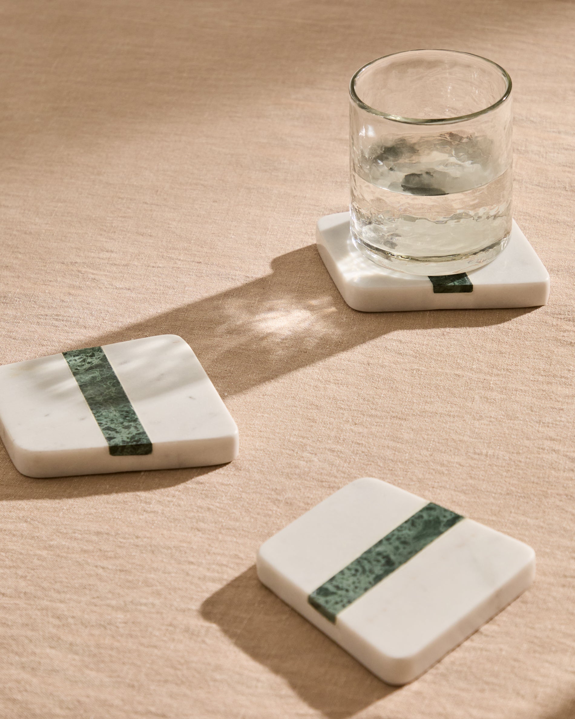 Nira set of 4 white and green marble coasters - Lifestyle