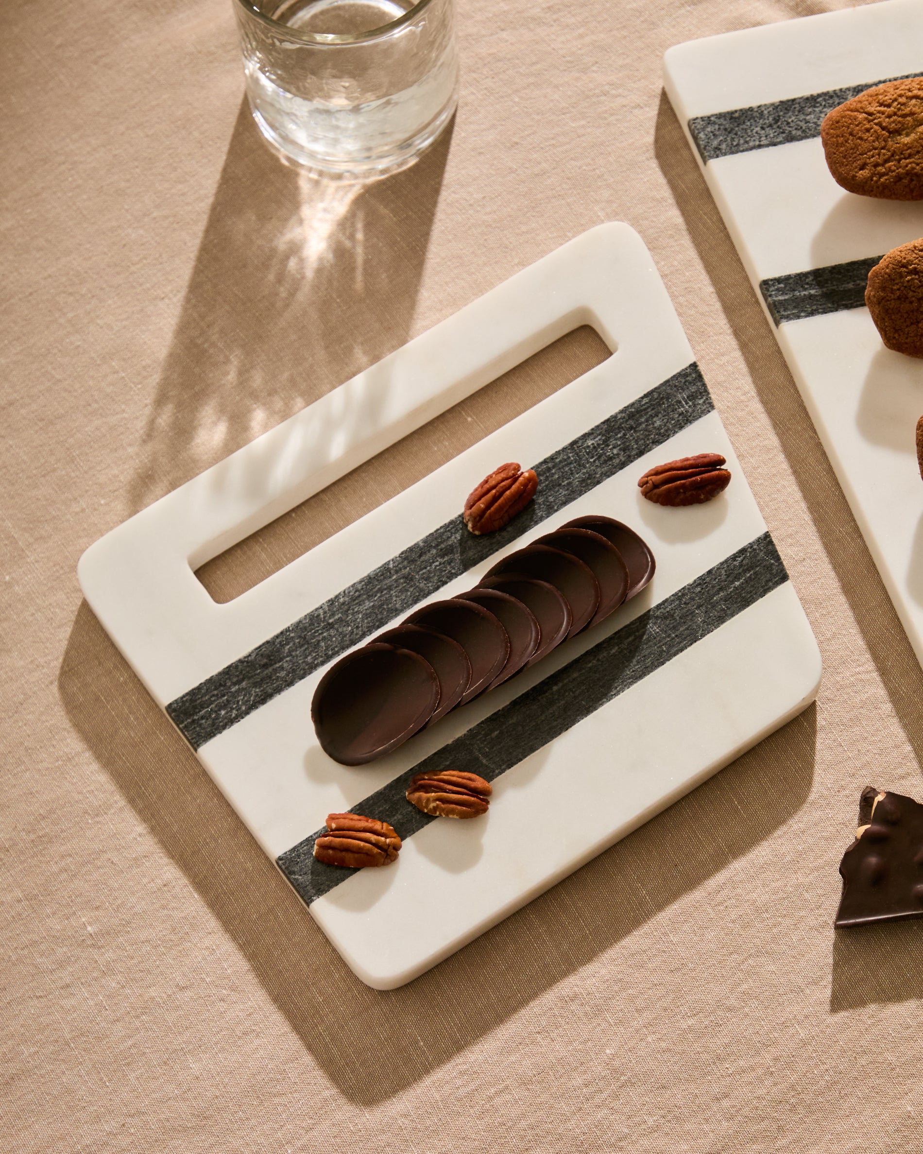 Nira square serving board in black and white marble - Lifestyle