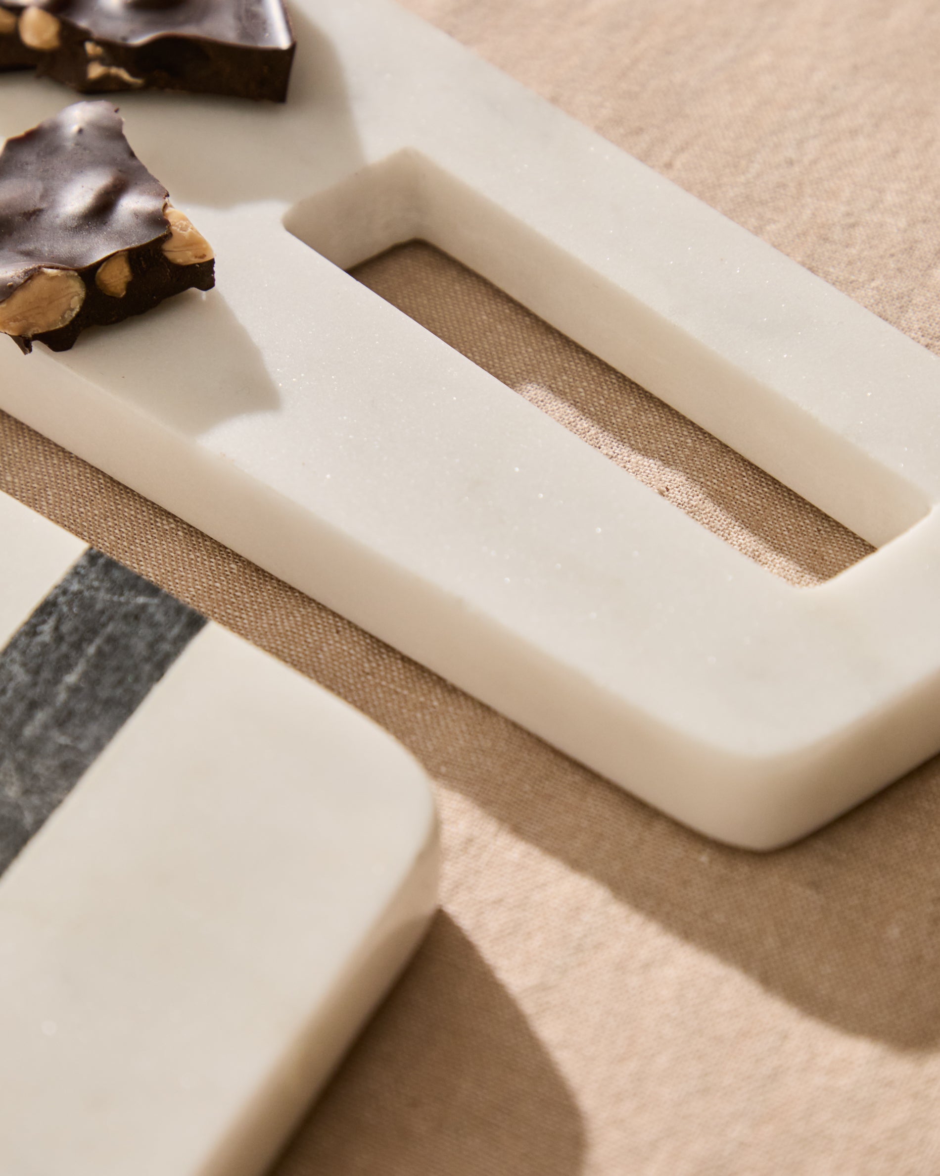 Nira small serving board in black and white marble - Lifestyle