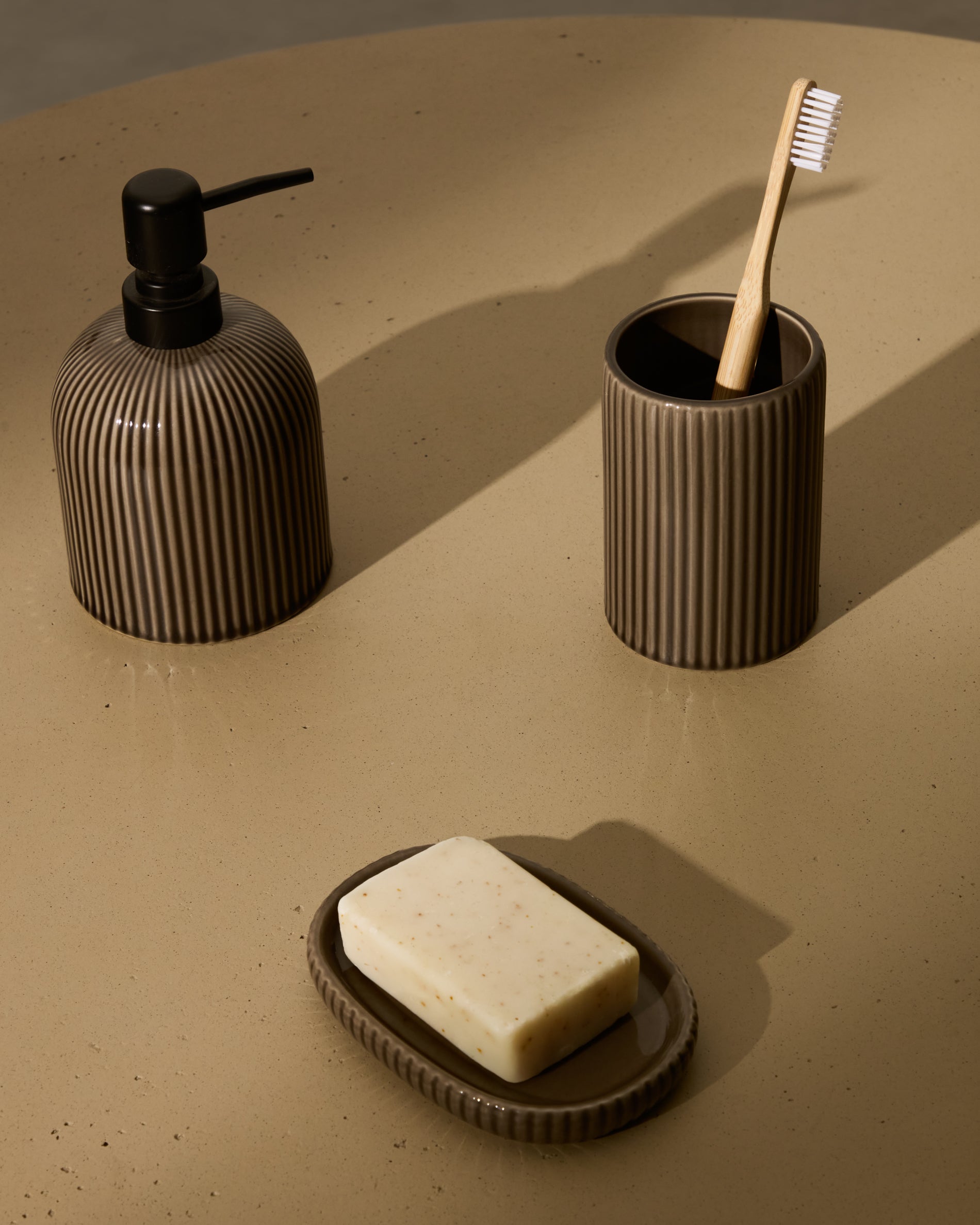 Selime brown stoneware toothbrush holder - Lifestyle