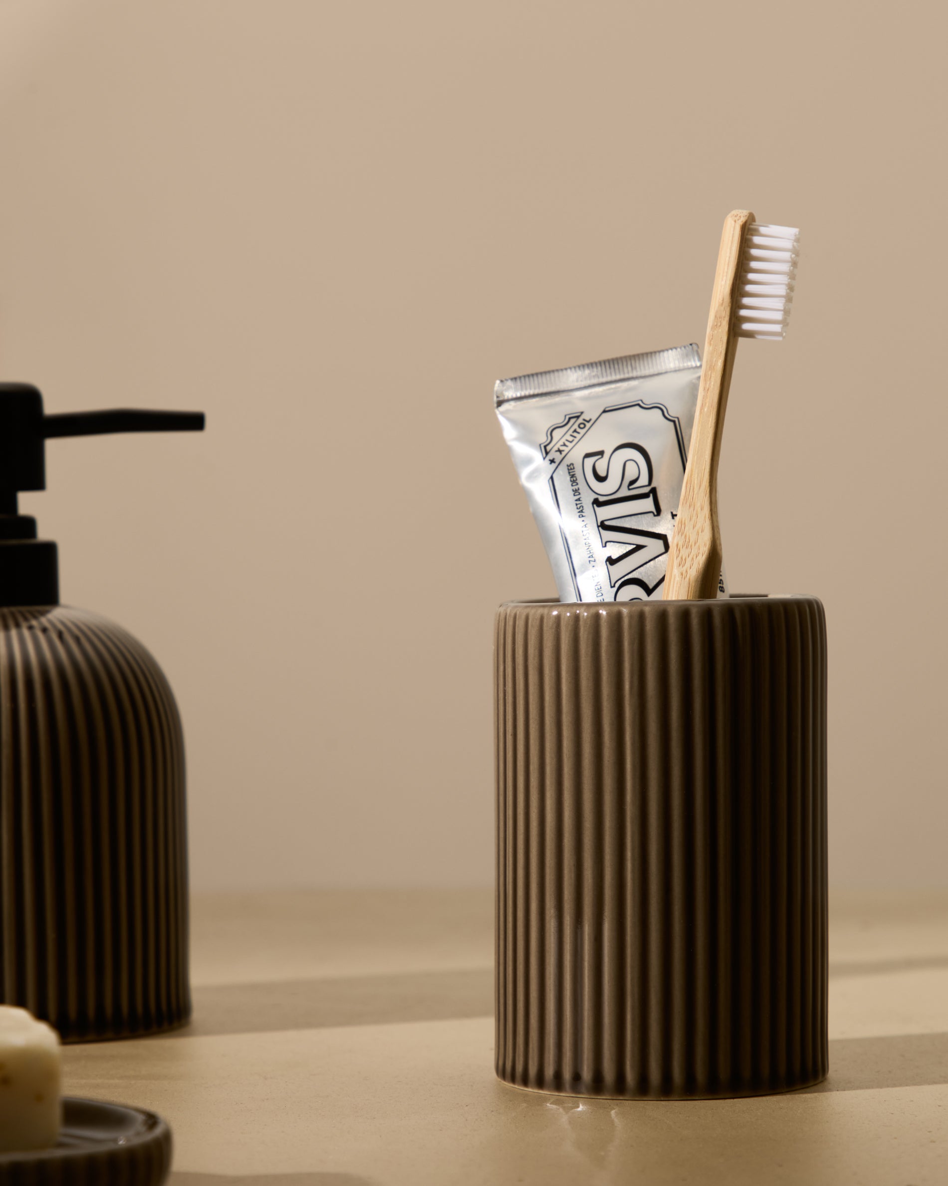 Selime brown stoneware toothbrush holder - Lifestyle