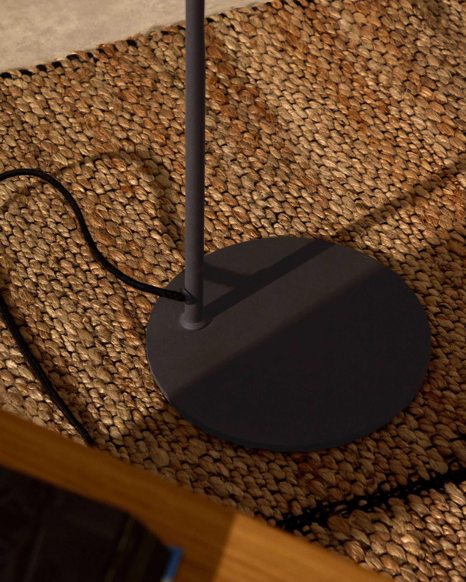 Manie metal floor lamp with black cast-iron-effect finish - Lifestyle