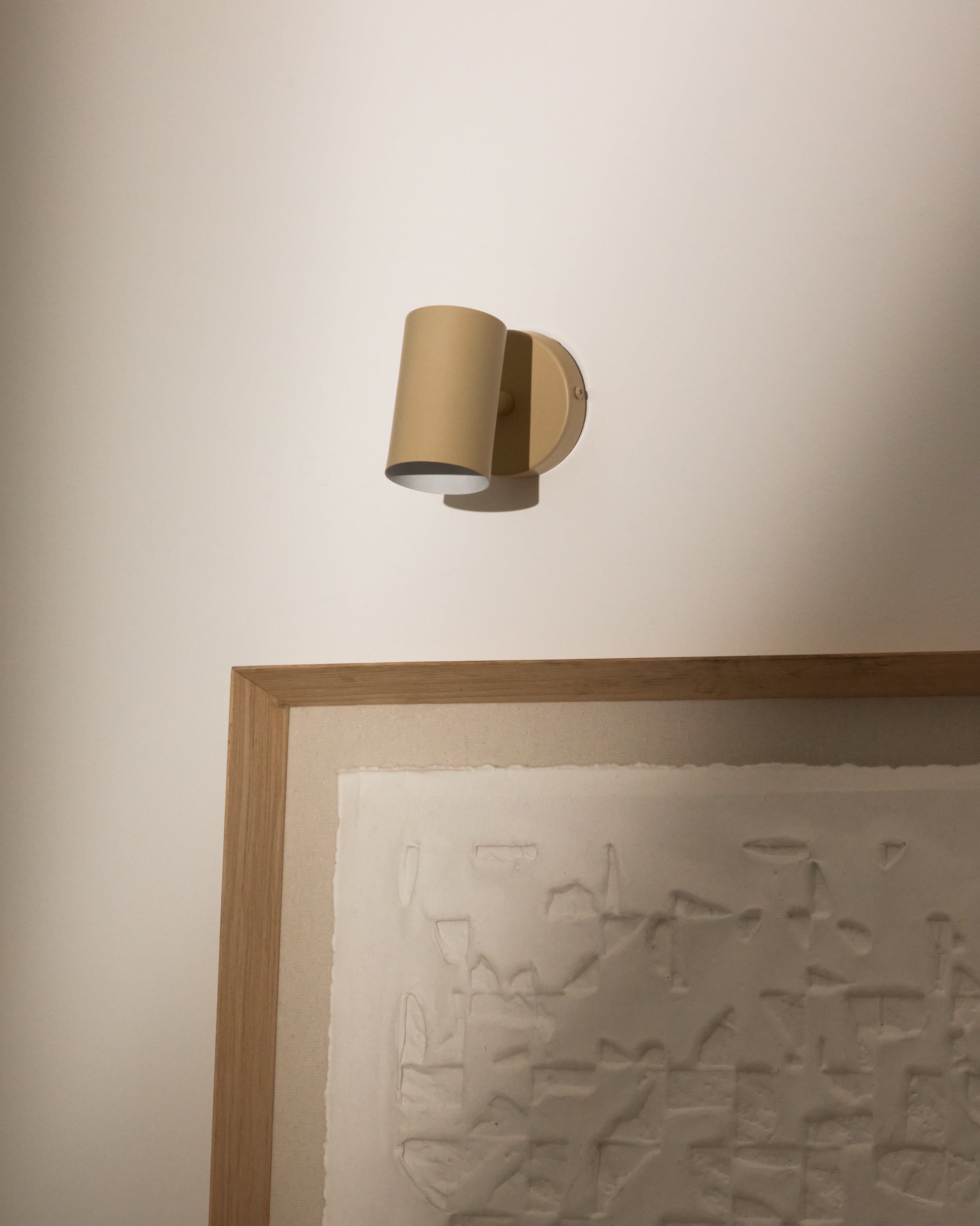 Manie metal wall-mounted light fixture with beige textured finish - Lifestyle